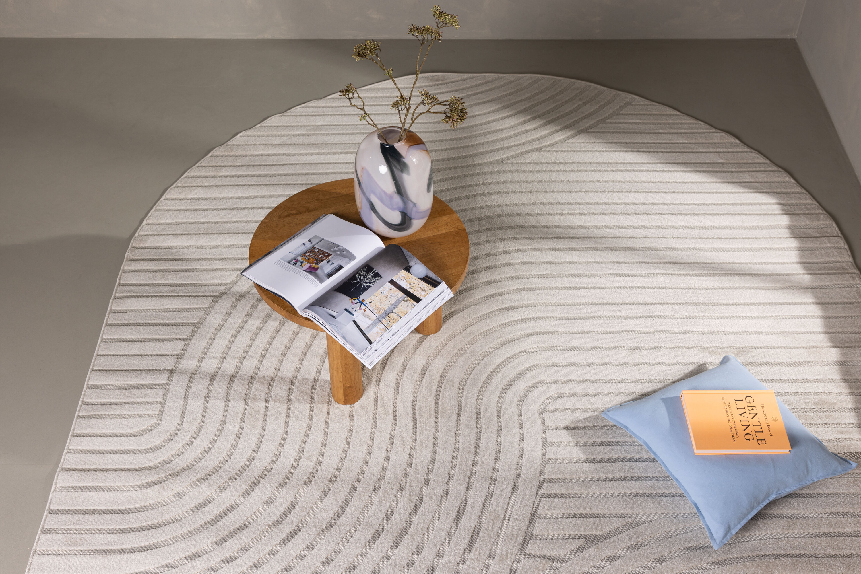 Vince tapis de salon blanc 340 x 240 cm en situation dans une pièce décorée