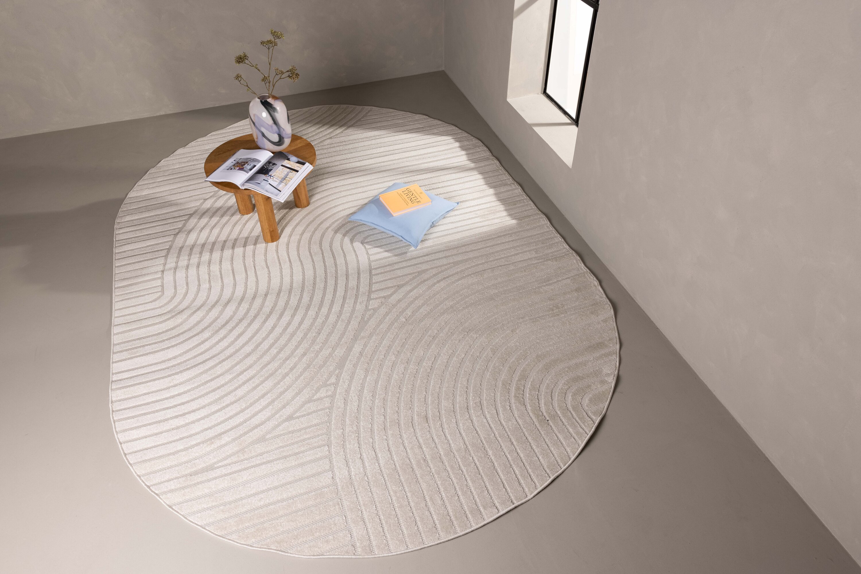 Vince tapis de salon blanc 340 x 240 cm en situation dans une pièce décorée
