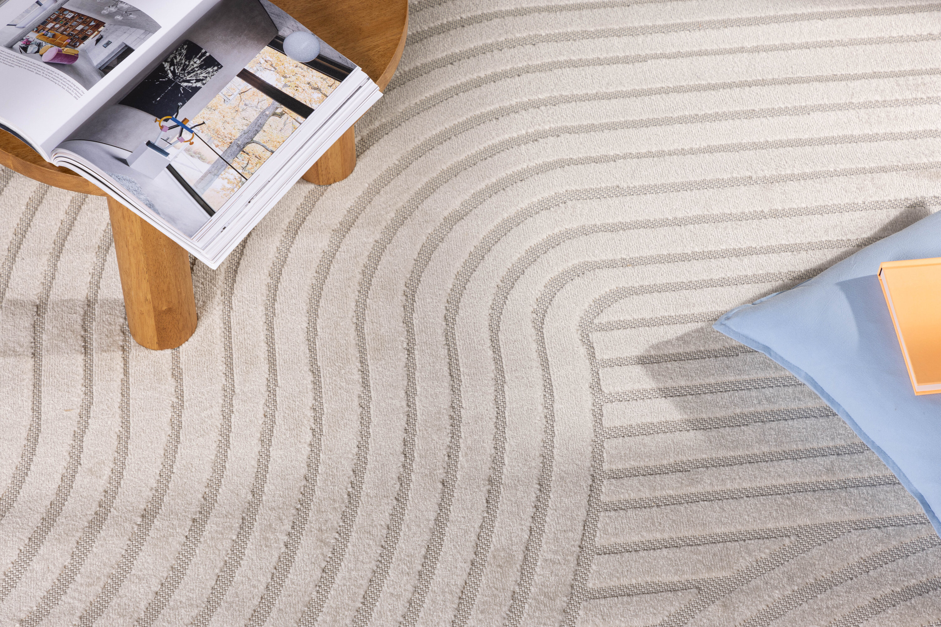 Vince tapis de salon blanc 340 x 240 cm en situation dans une pièce décorée