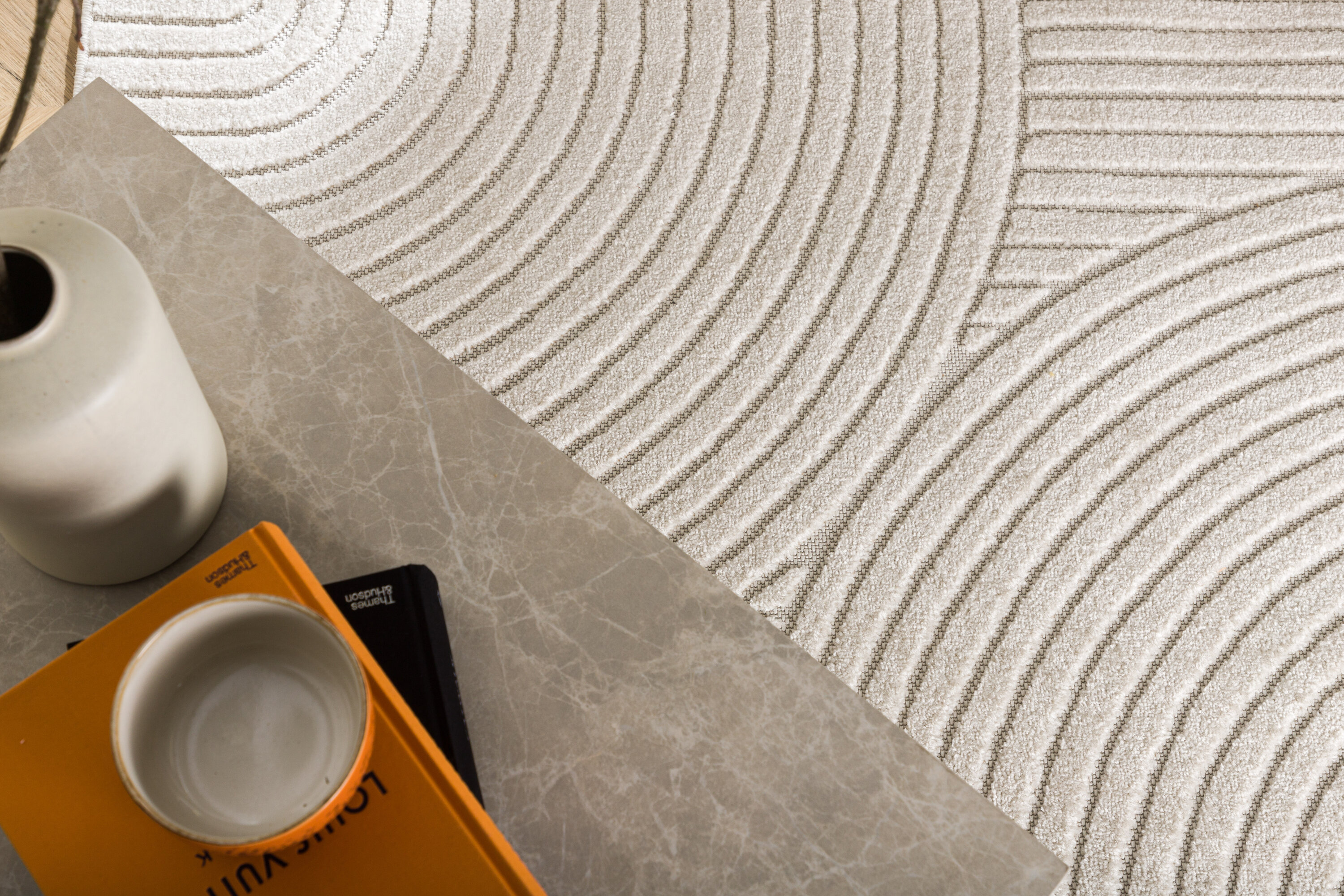 Vince tapis de salon blanc 340 x 240 cm en situation dans une pièce décorée