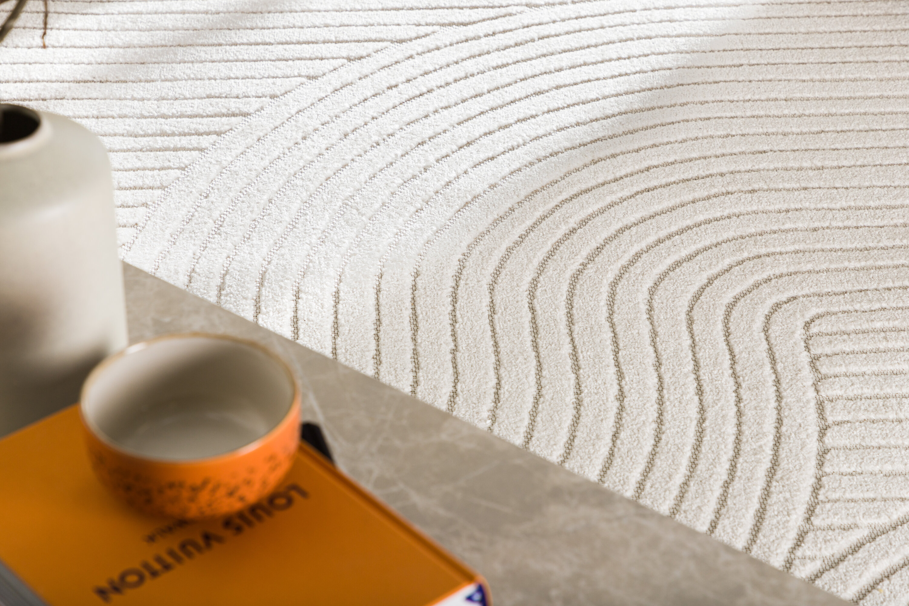 Vince tapis de salon blanc 290 x 200 cm en situation dans une pièce décorée