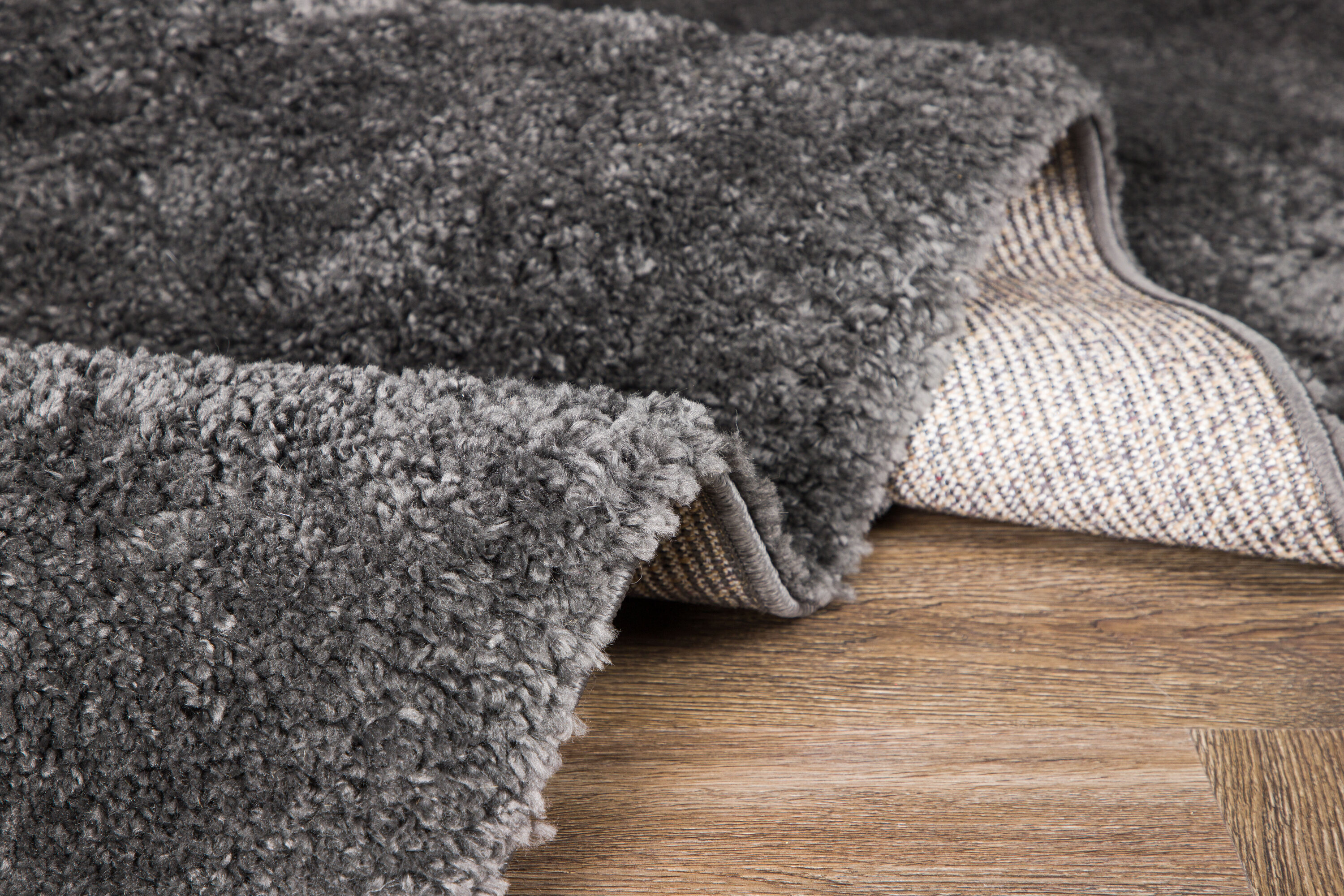 Walter tapis de salon gris foncé 340 x 240 cm en situation dans une pièce décorée