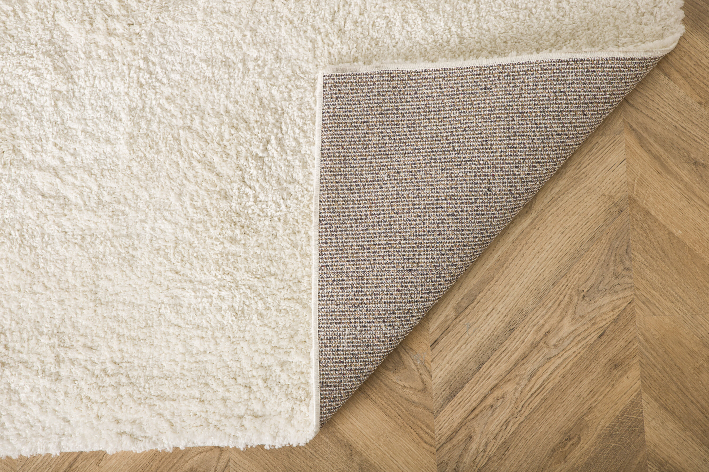 Walter tapis de salon blanc 290 x 200 cm en situation dans une pièce décorée