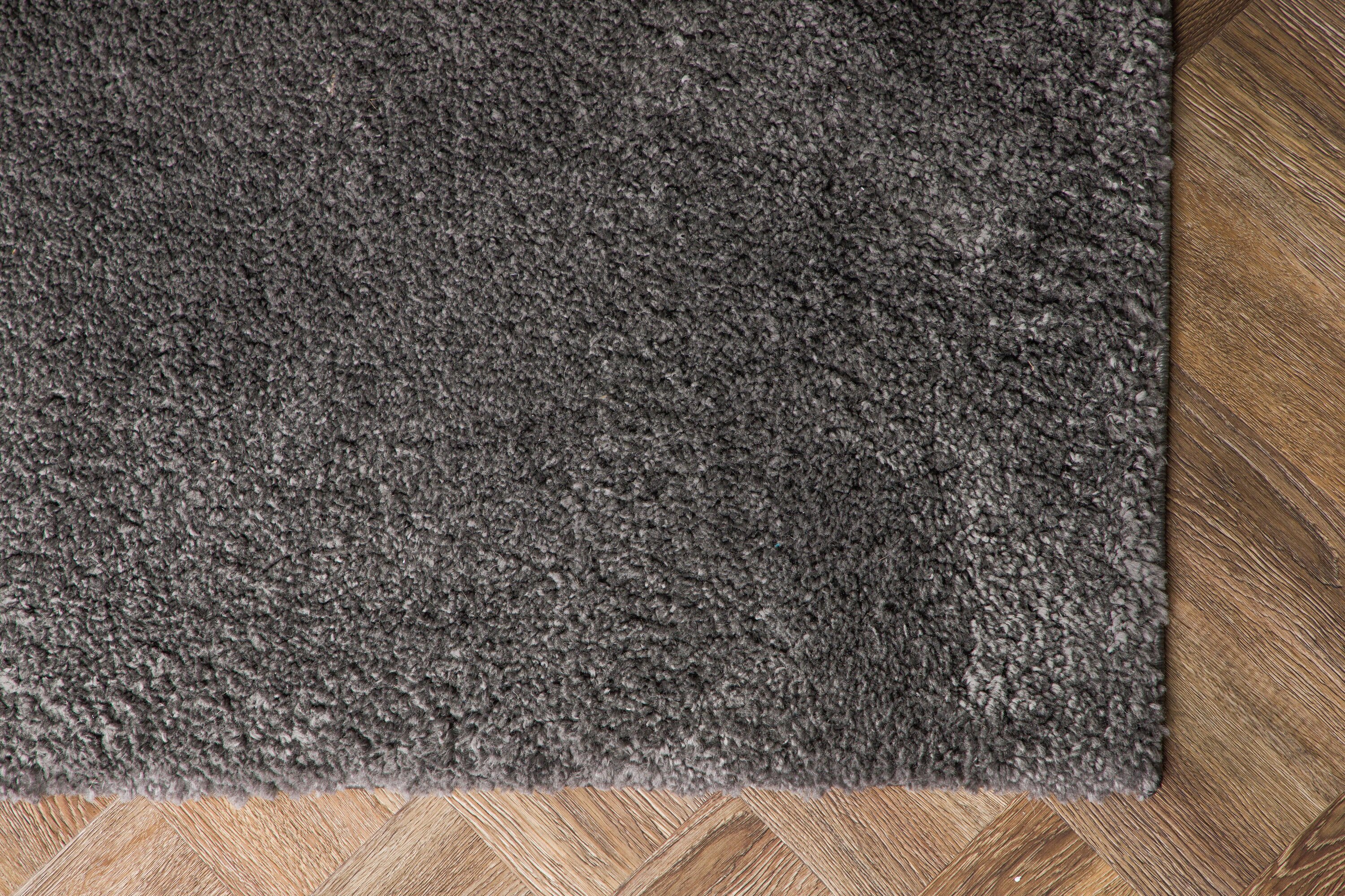 Walter tapis de salon gris foncé 290 x 200 cm en situation dans une pièce décorée