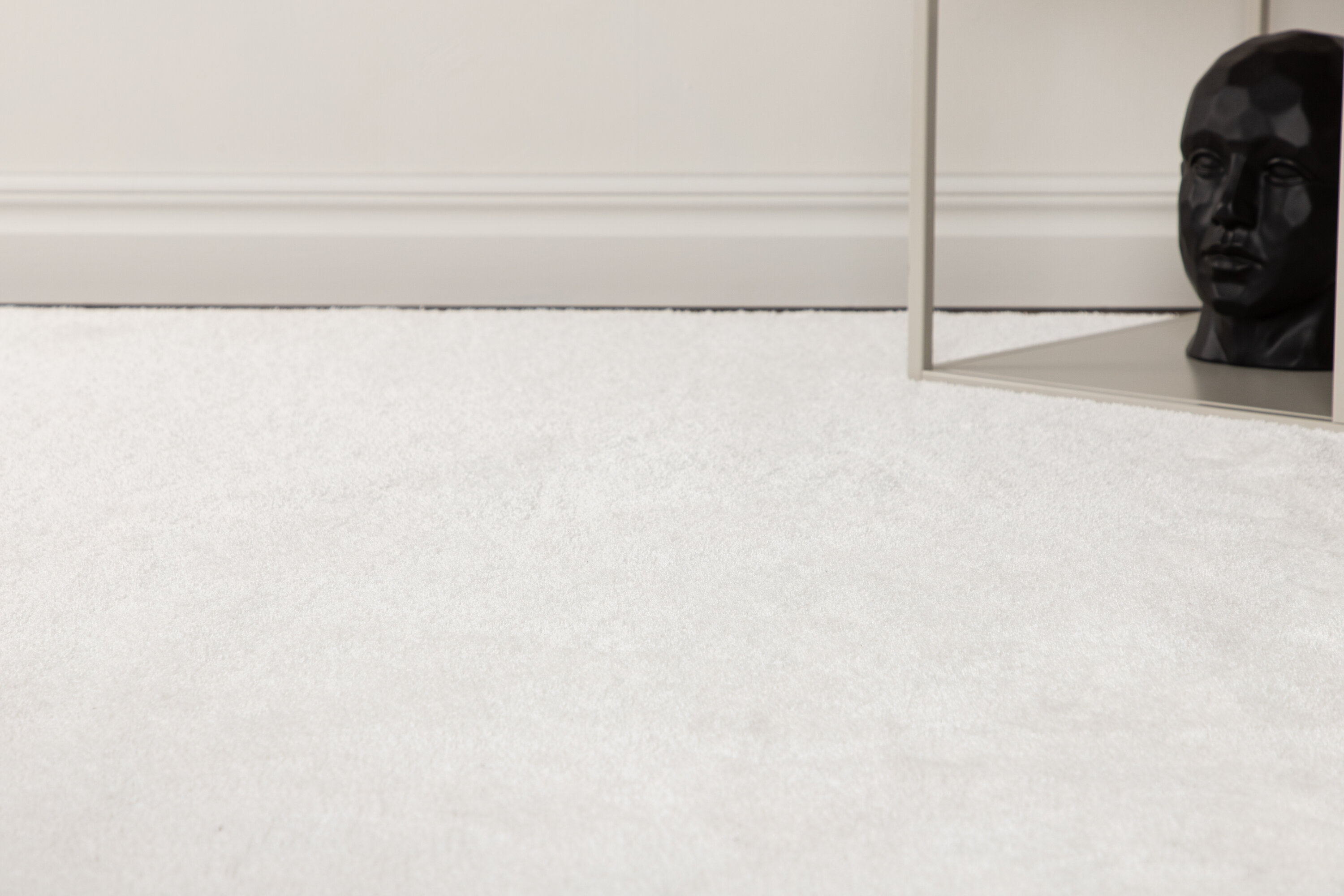 Undra tapis de salon blanc 300 x 200 cm en situation dans une pièce décorée