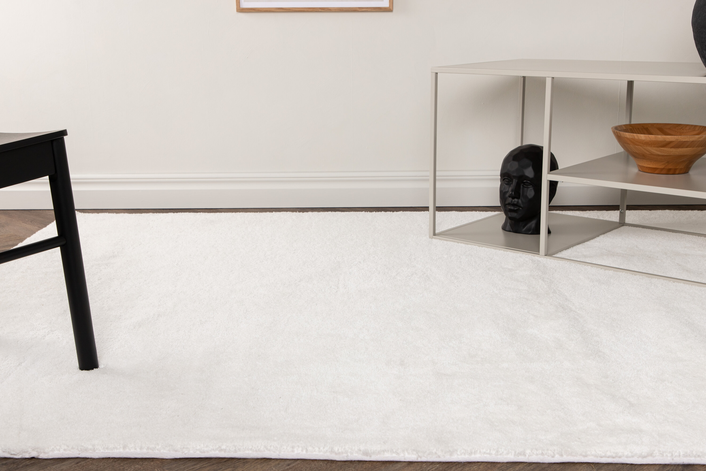 Undra tapis de salon blanc 300 x 200 cm en situation dans une pièce décorée