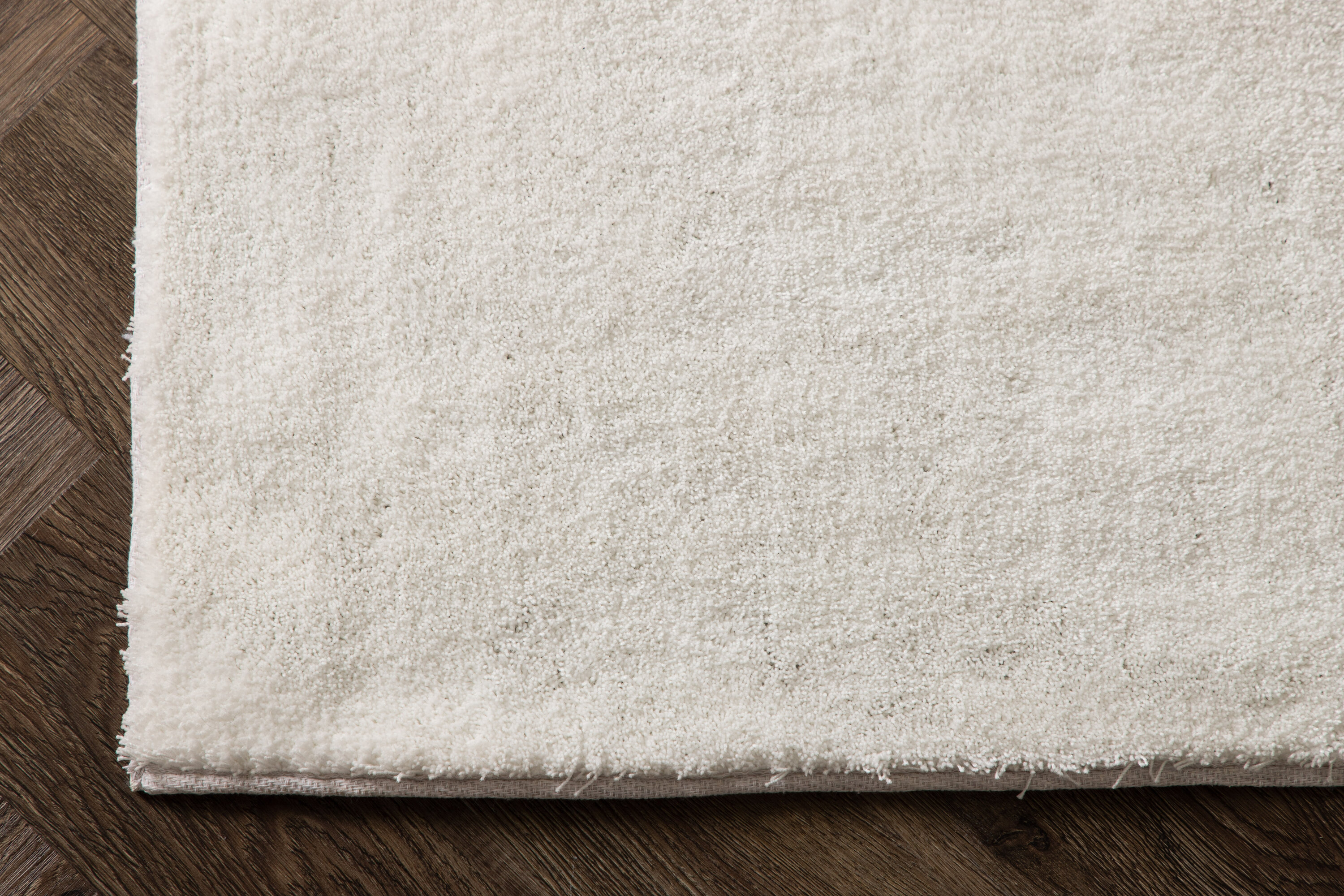 Undra tapis de salon blanc 350 x 250 cm en situation dans une pièce décorée