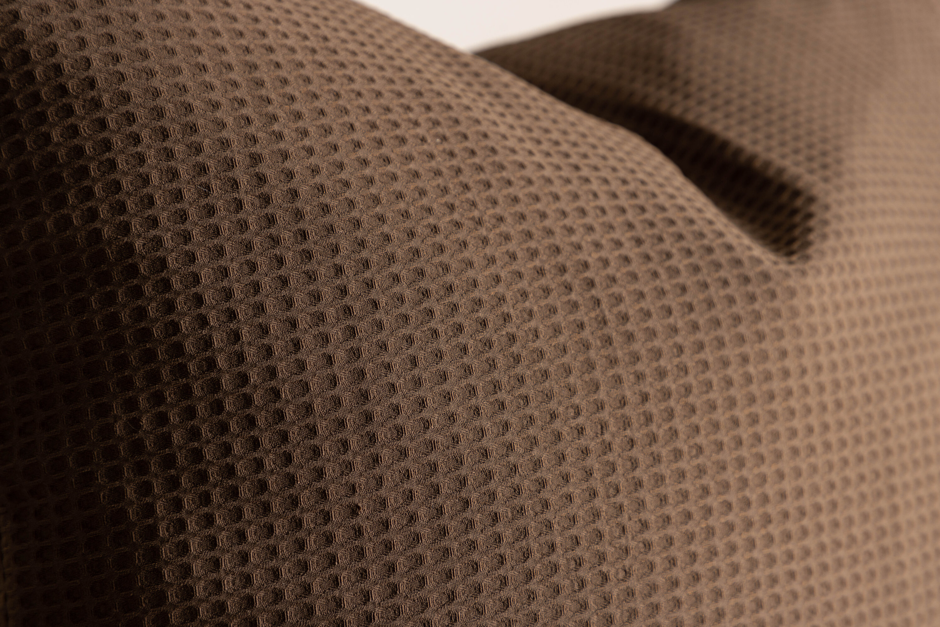 Celine housse de coussin marron foncé 50 x 50 cm en situation dans une pièce décorée