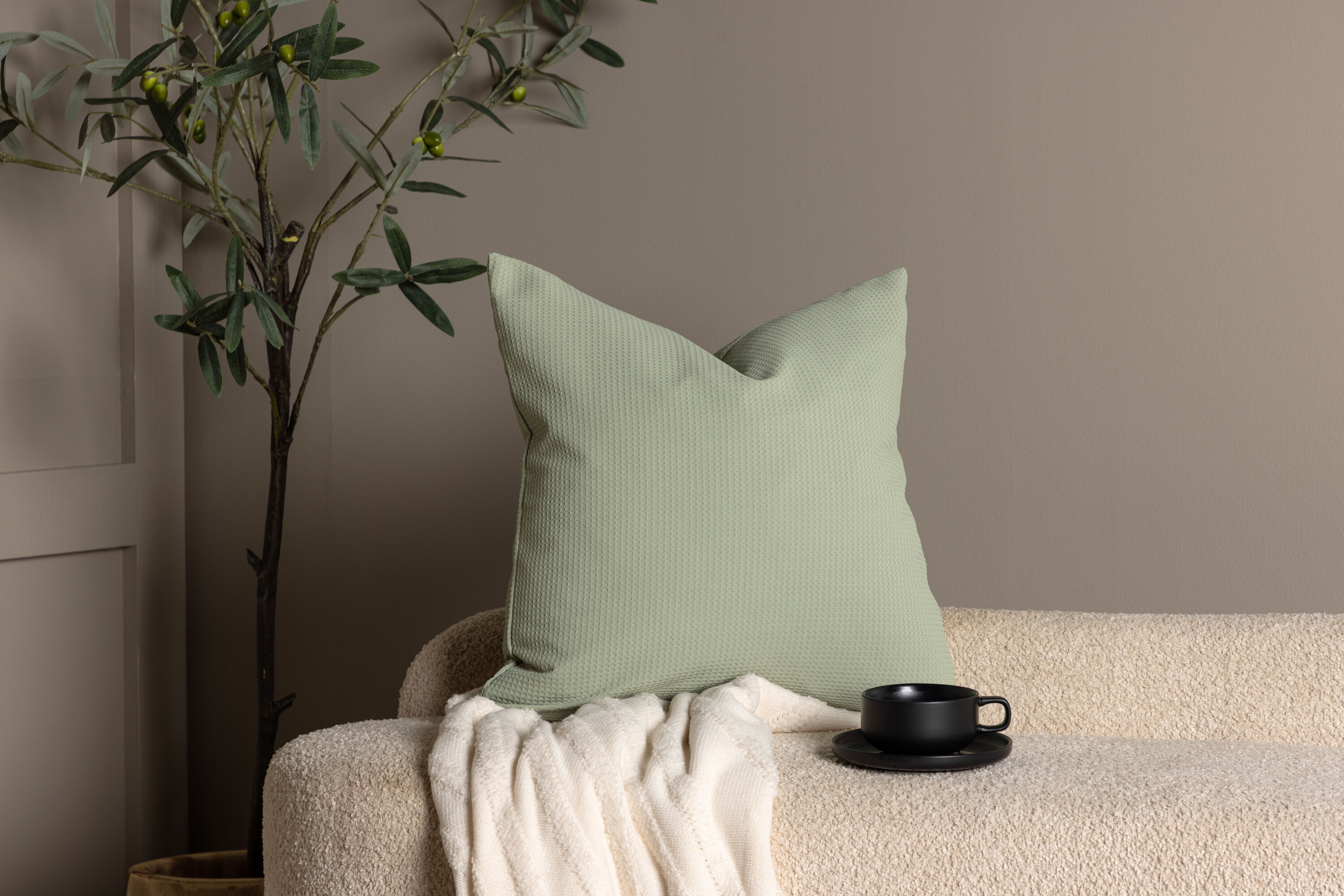 Celine housse de coussin vert 50 x 50 cm en situation dans une pièce décorée