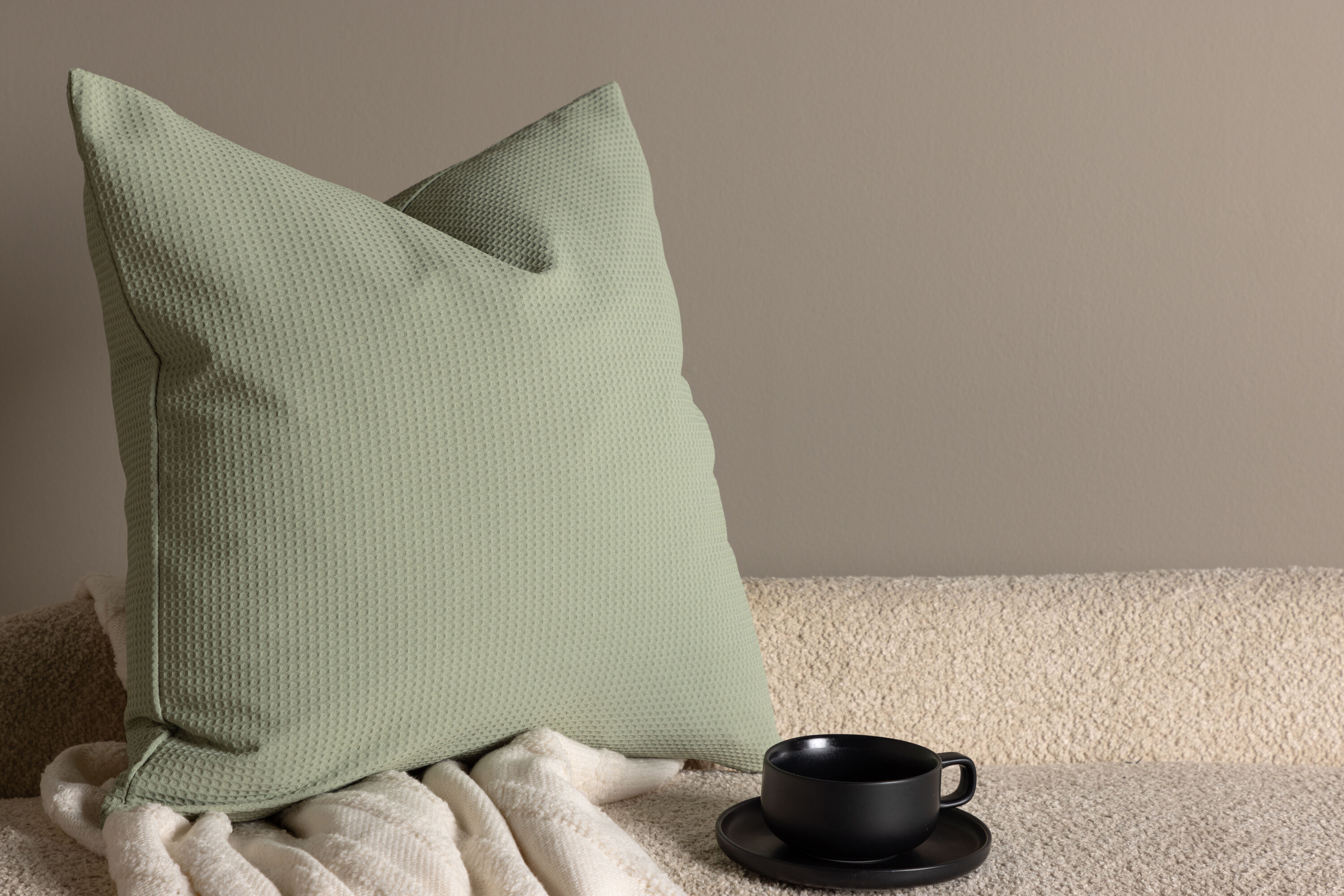 Celine housse de coussin vert 50 x 50 cm en situation dans une pièce décorée
