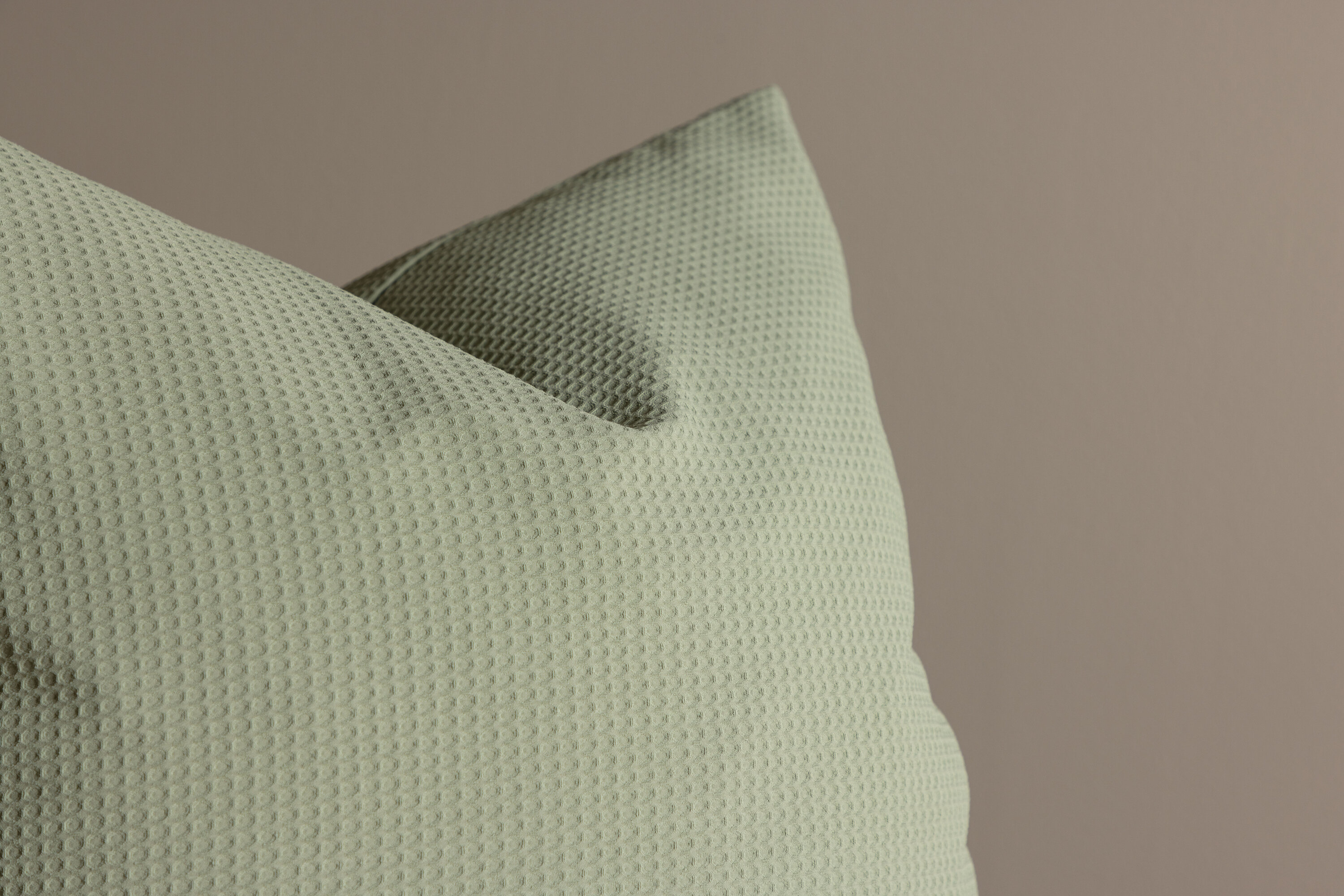 Celine housse de coussin vert 50 x 50 cm en situation dans une pièce décorée