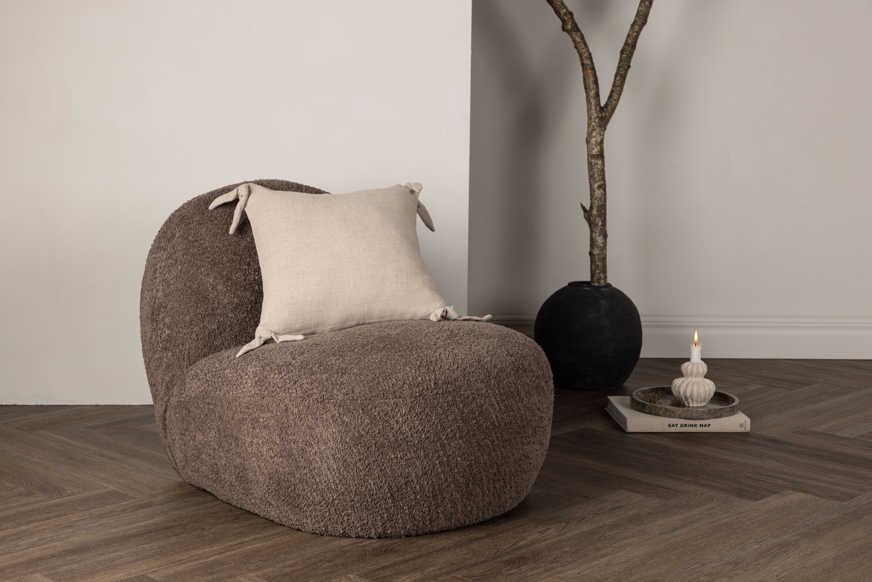 Nora housse de coussin beige 40 x 40 cm en situation dans une pièce décorée