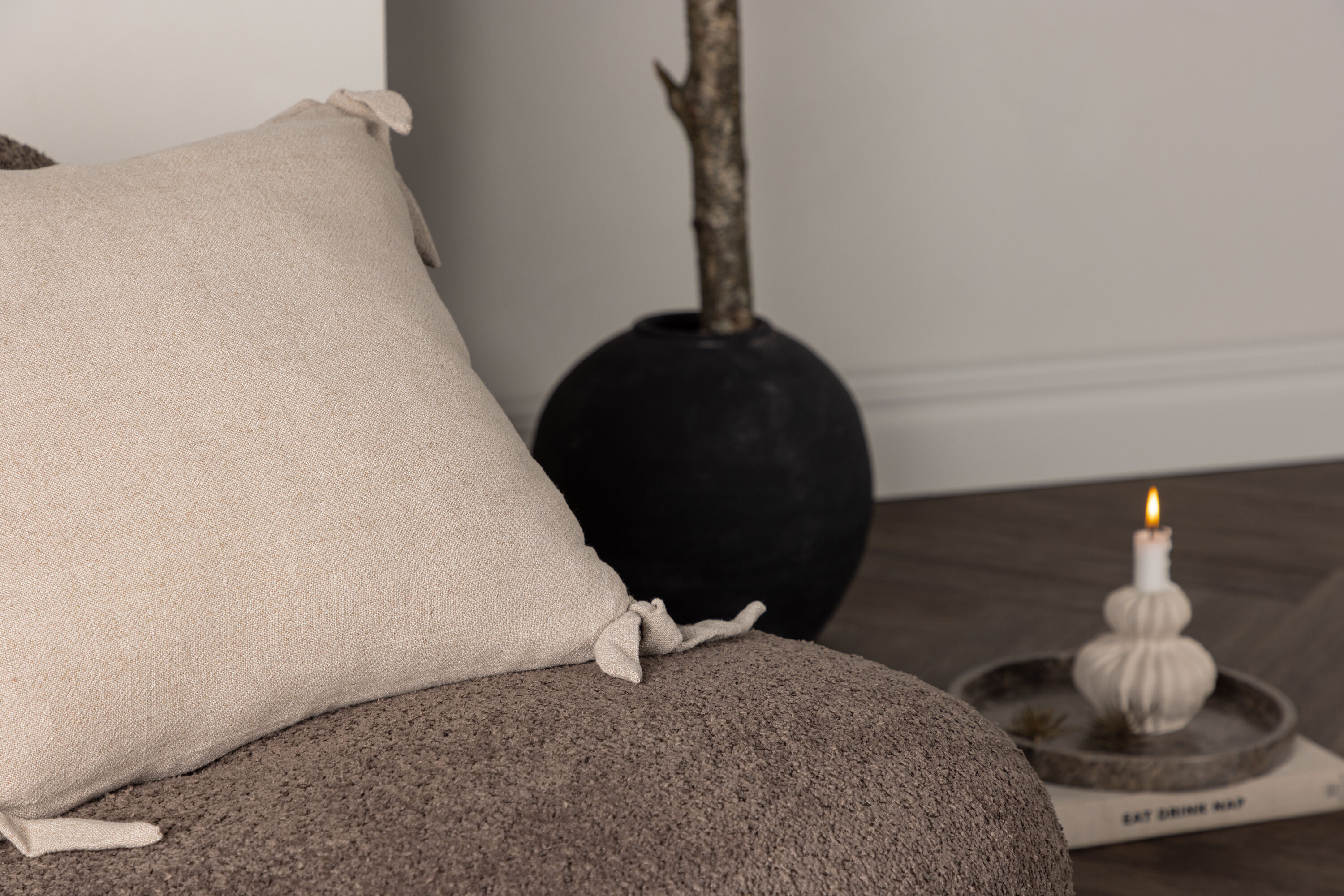 Nora housse de coussin beige 40 x 40 cm en situation dans une pièce décorée