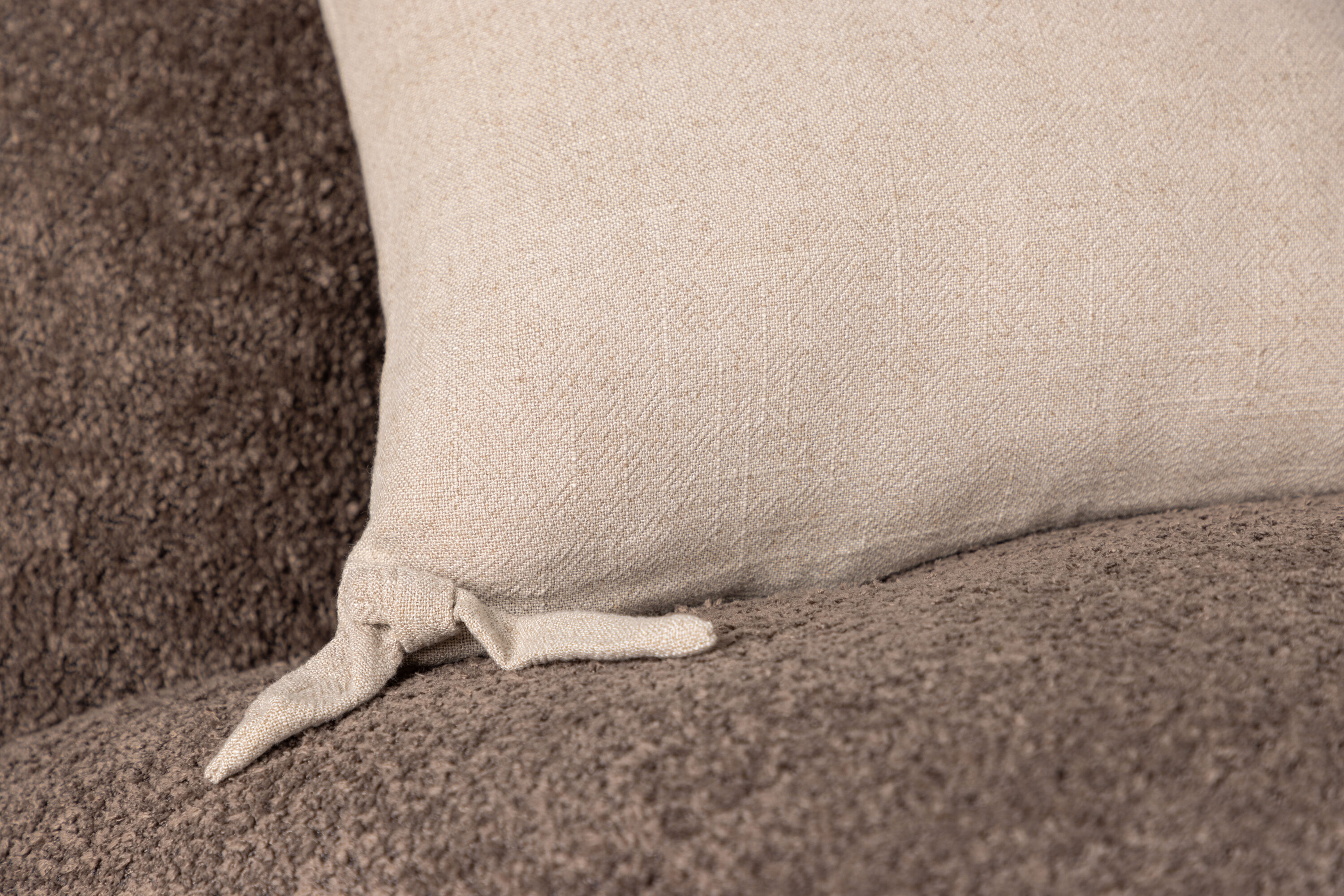 Nora housse de coussin beige 40 x 40 cm en situation dans une pièce décorée