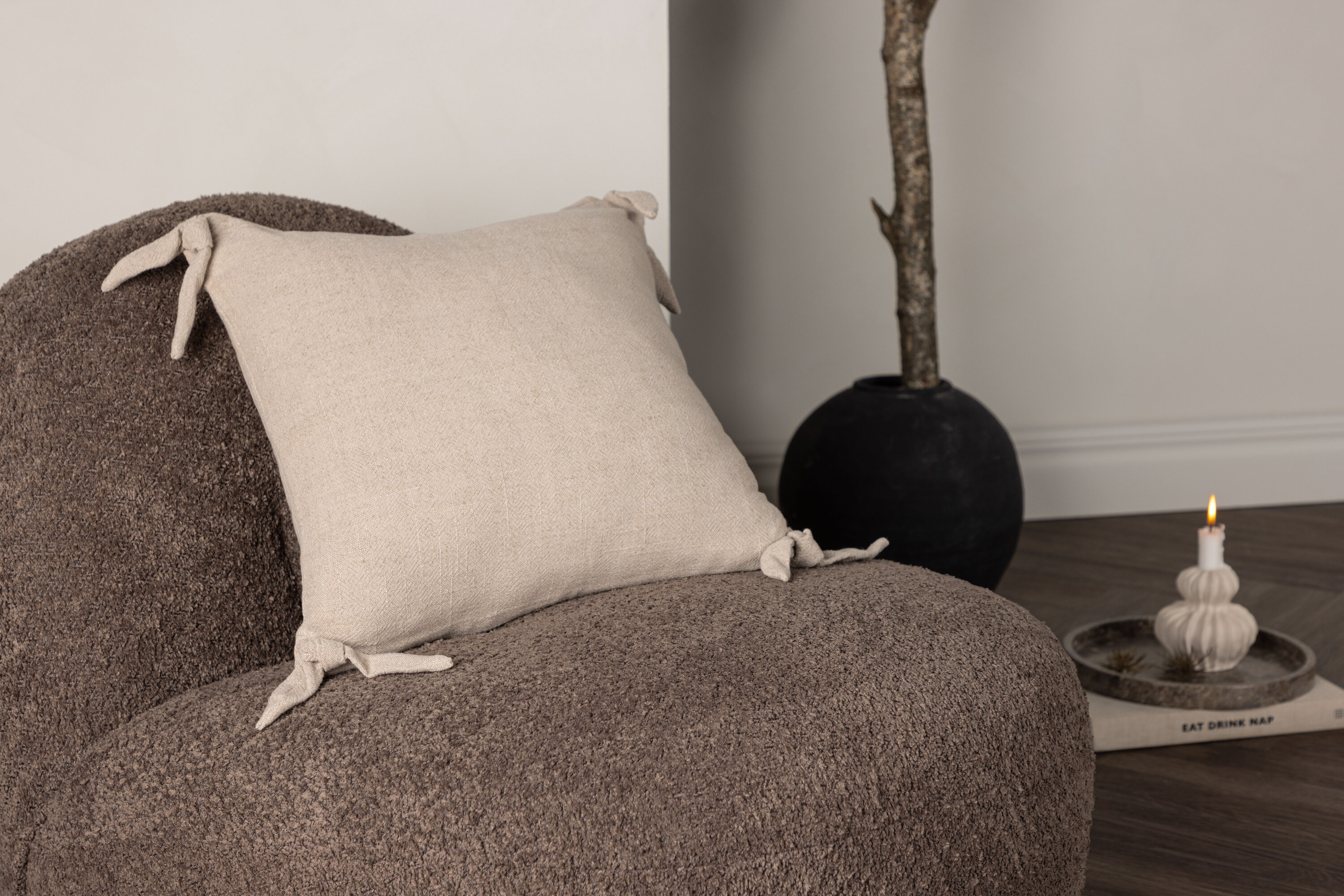 Nora housse de coussin beige 40 x 40 cm en situation dans une pièce décorée