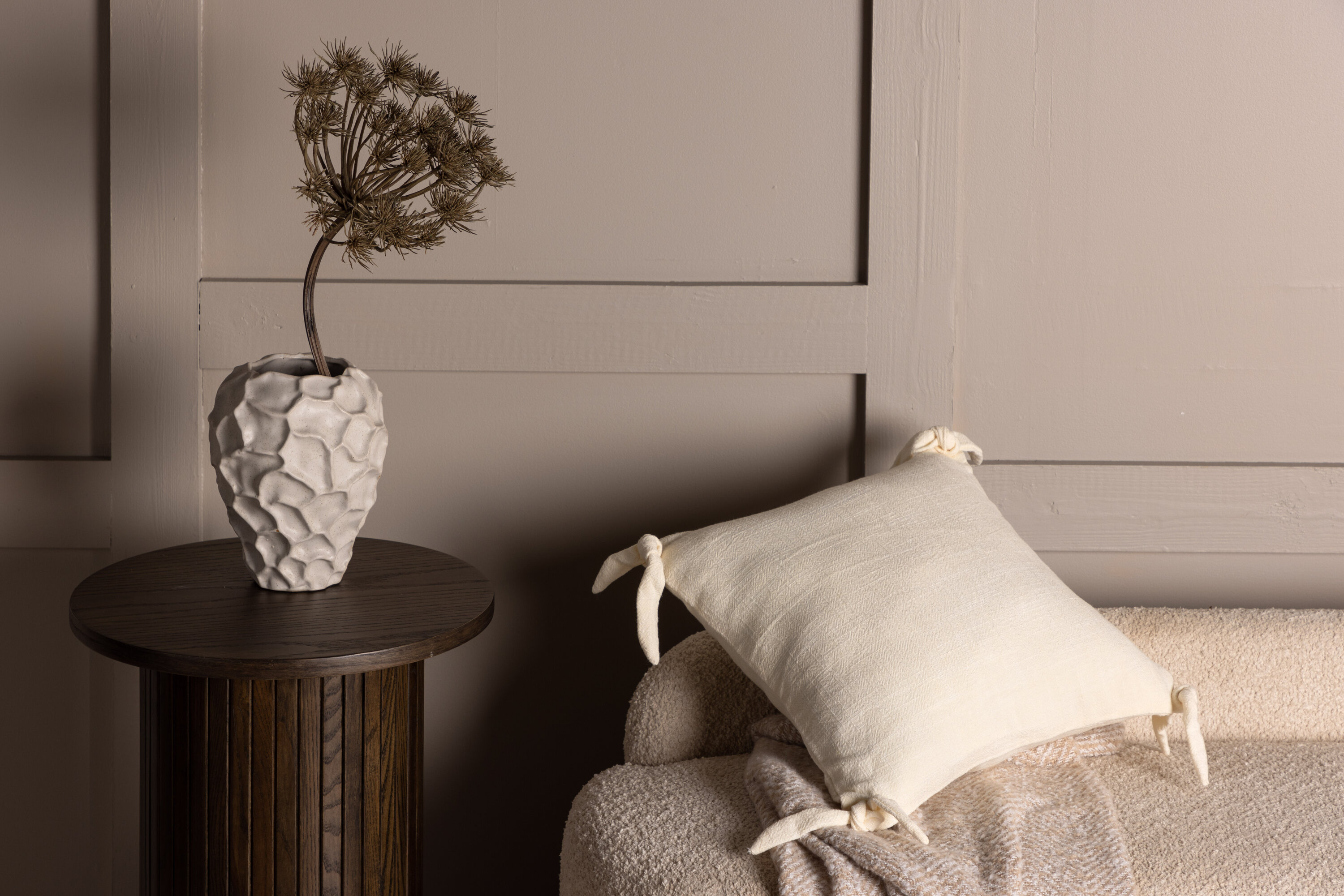 Nora housse de coussin blanc 40 x 40 cm en situation dans une pièce décorée