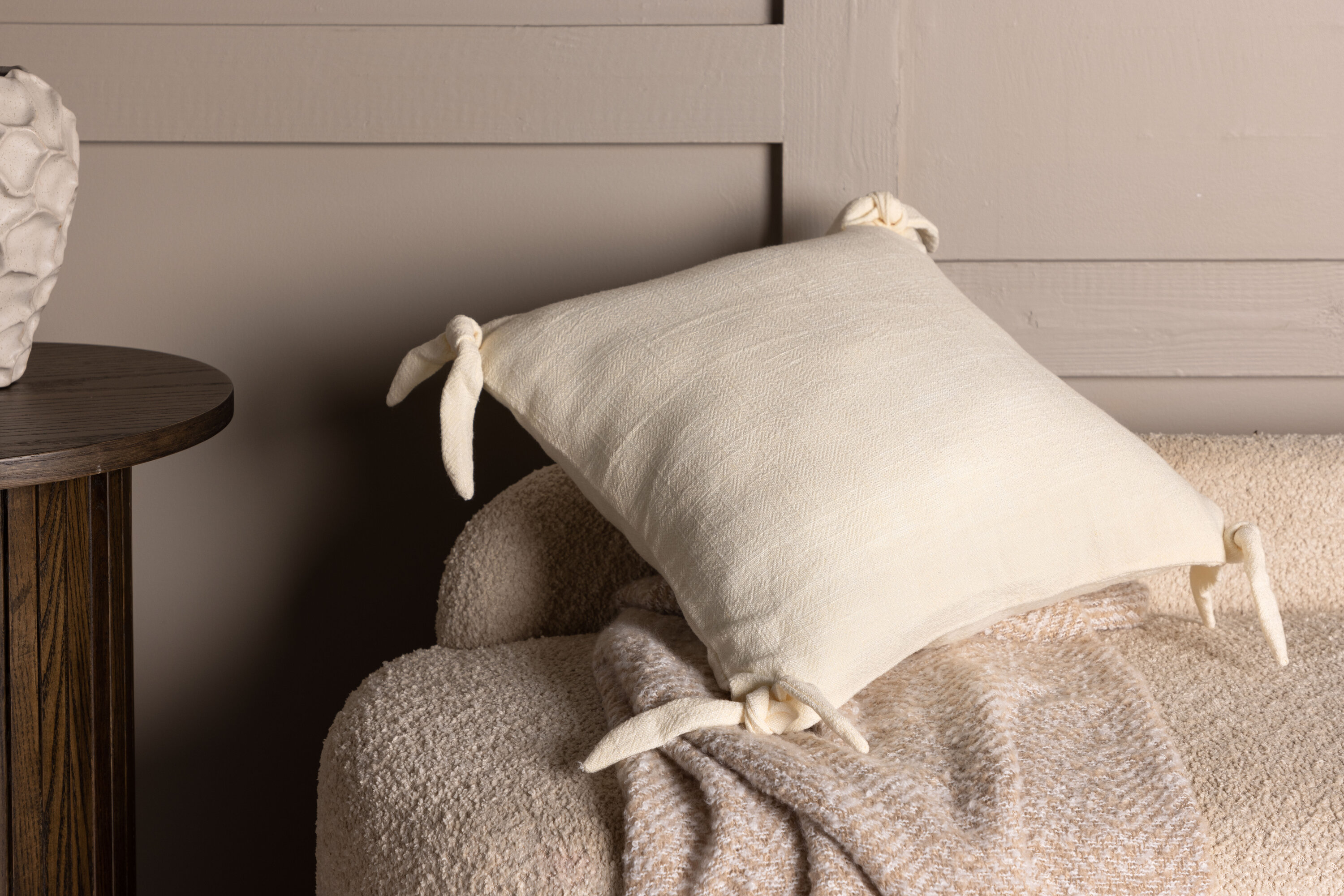 Nora housse de coussin blanc 40 x 40 cm en situation dans une pièce décorée