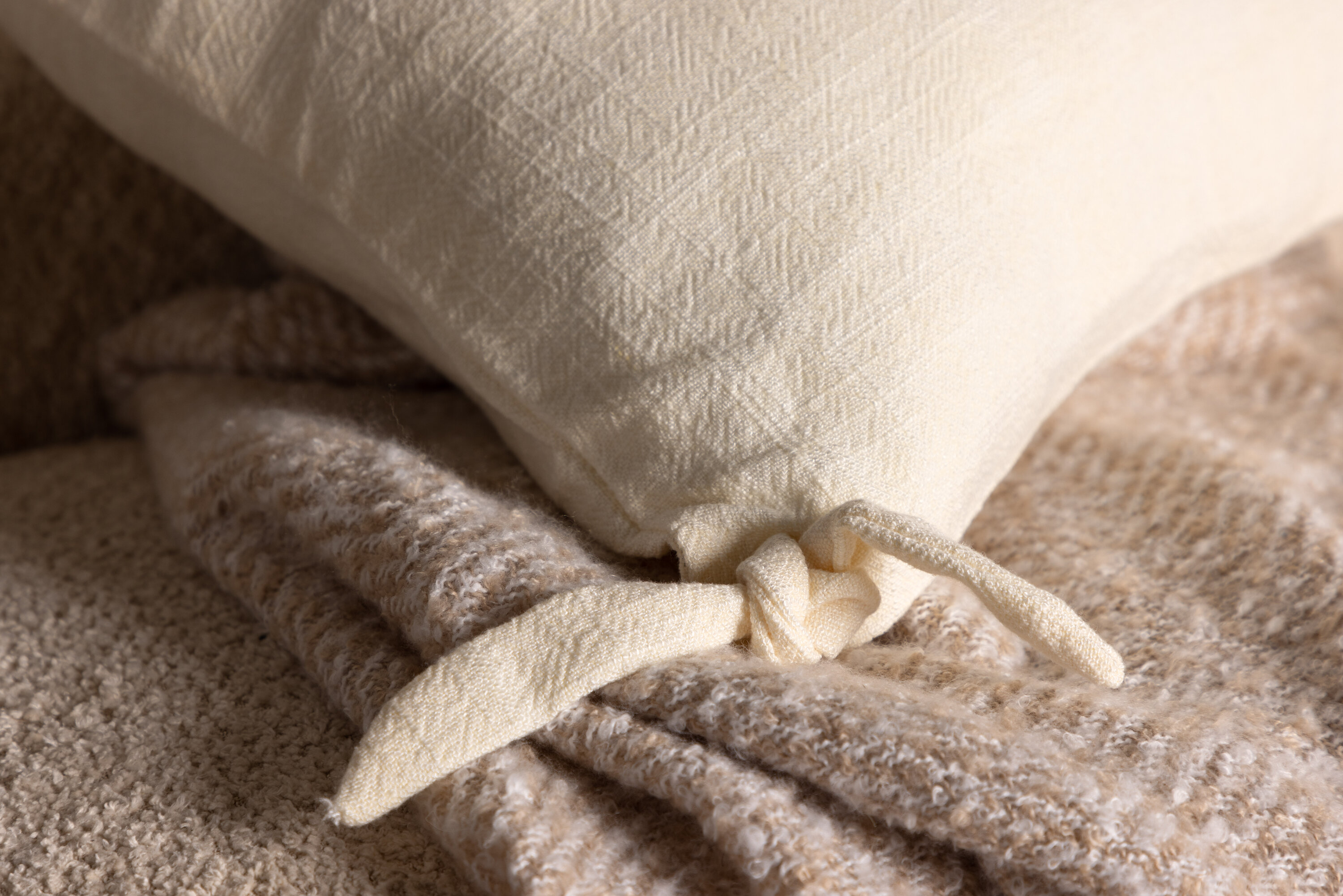 Nora housse de coussin blanc 40 x 40 cm en situation dans une pièce décorée