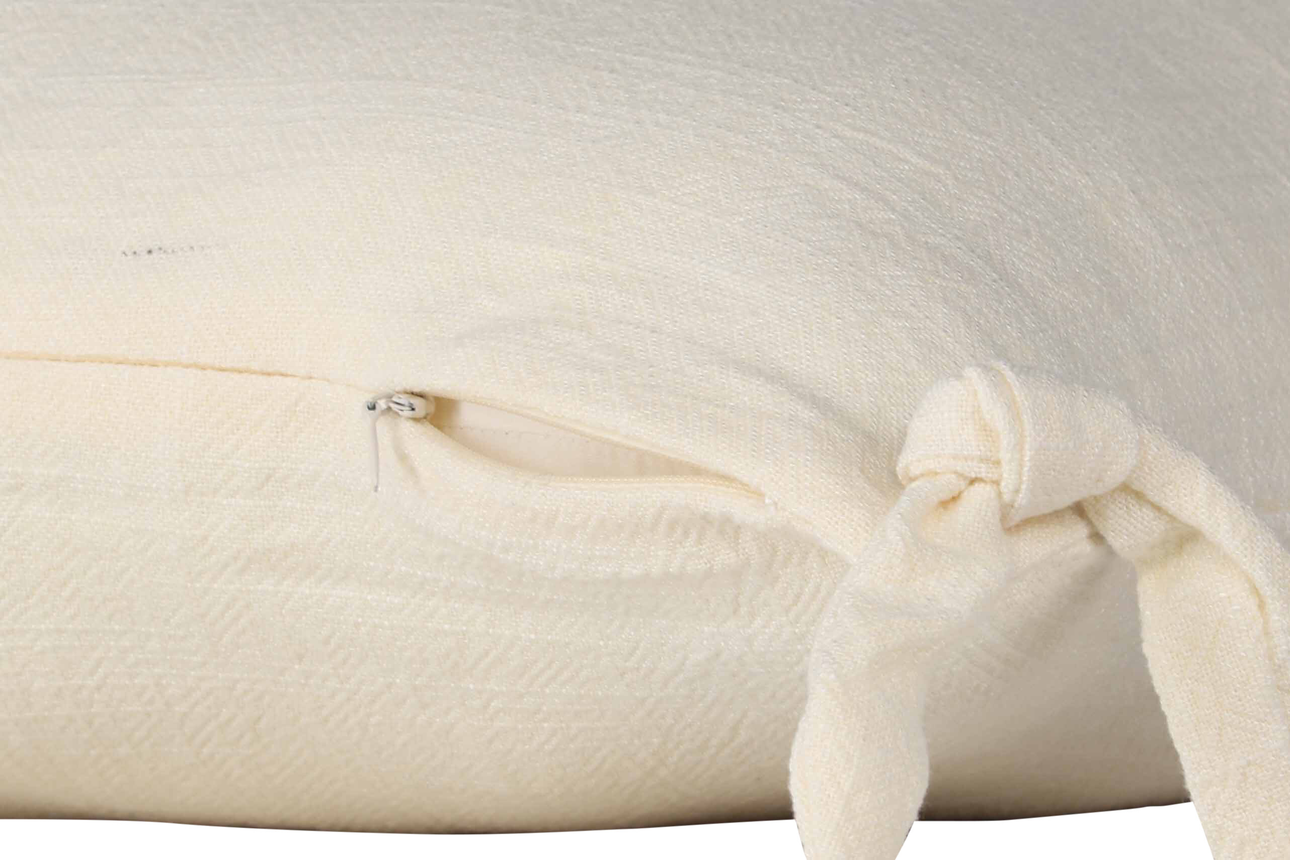 Nora housse de coussin blanc 40 x 40 cm sur fond clair