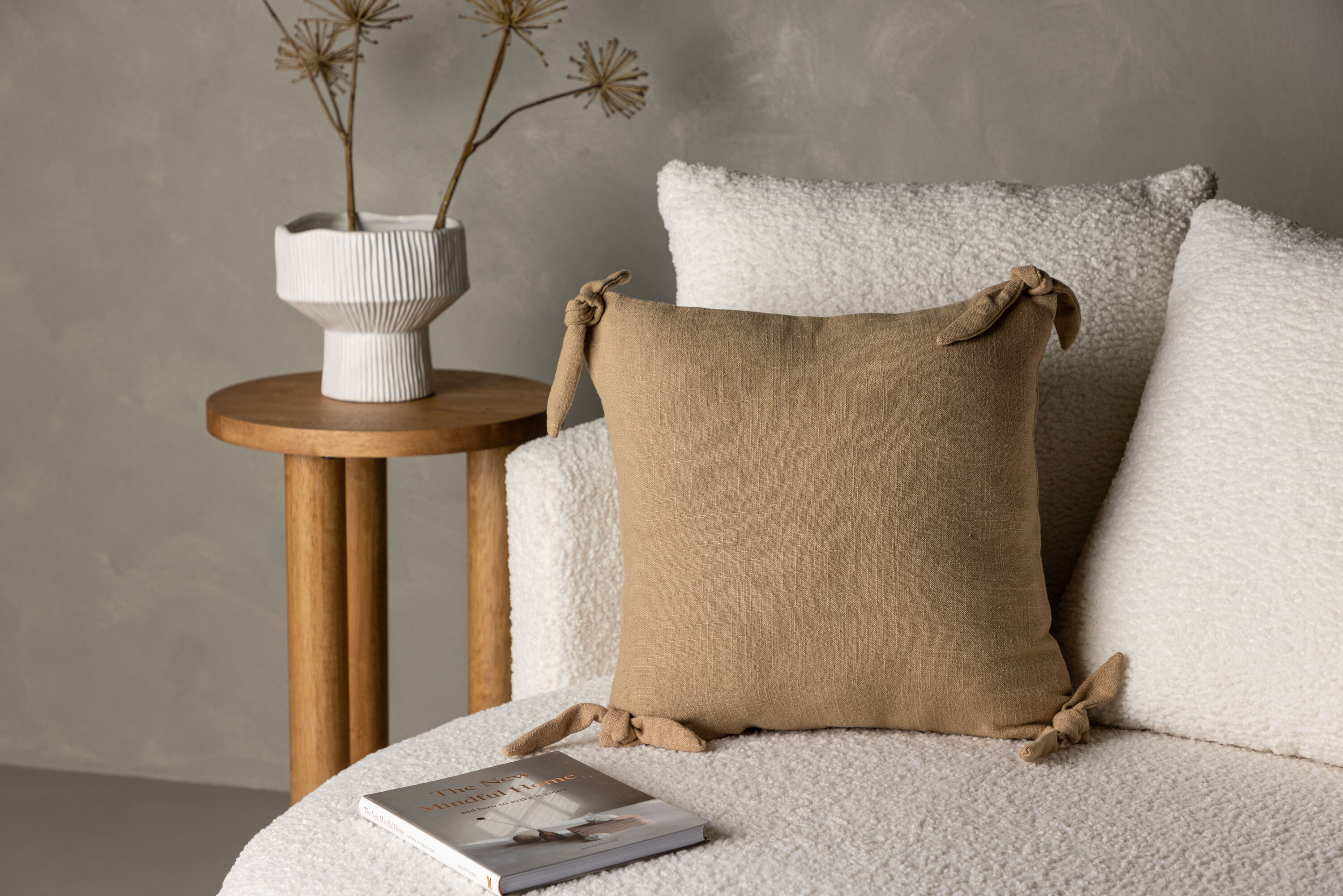 Nora housse de coussin marron 40 x 40 cm en situation dans une pièce décorée