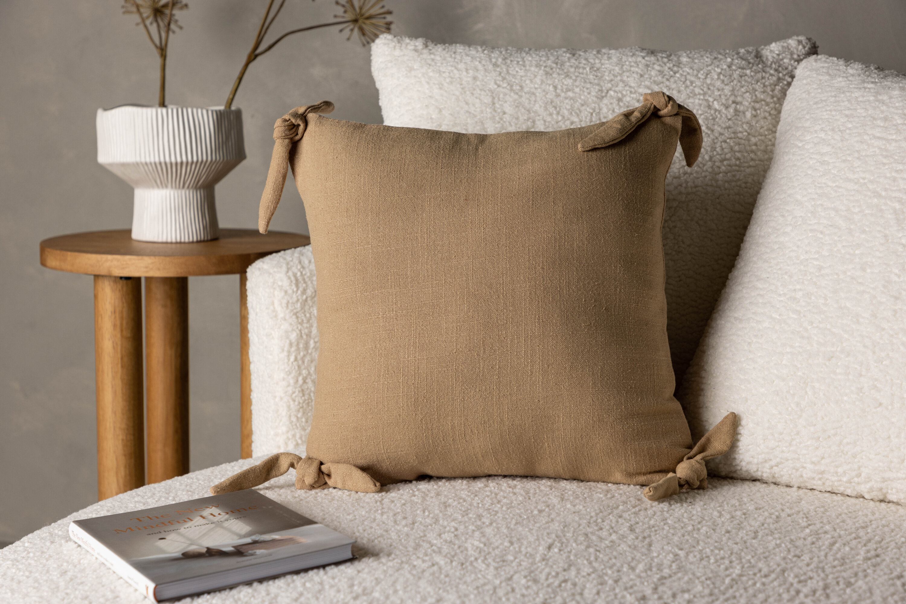 Nora housse de coussin marron 40 x 40 cm en situation dans une pièce décorée