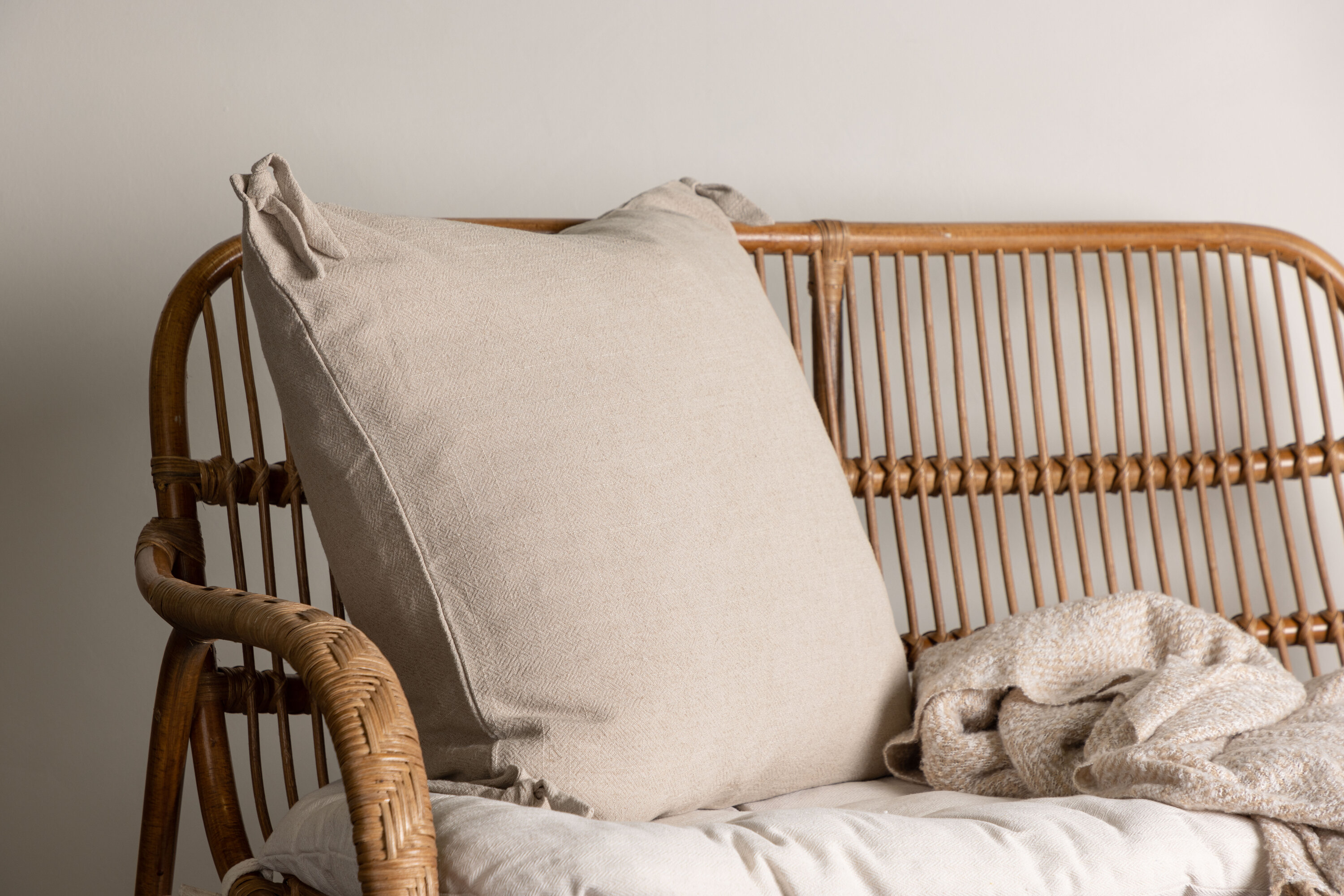 Nora housse de coussin beige 60 x 60 cm en situation dans une pièce décorée
