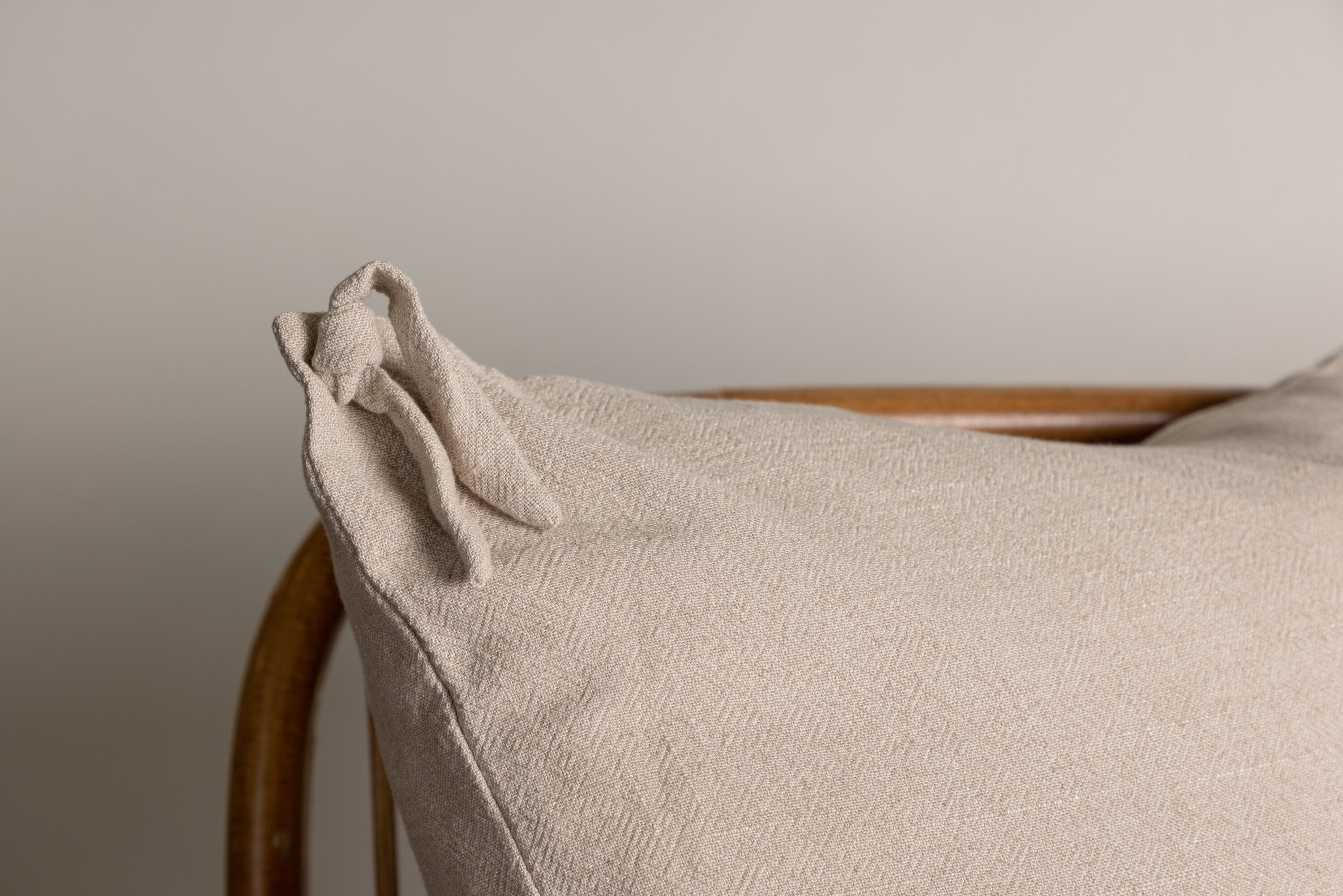 Nora housse de coussin beige 60 x 60 cm en situation dans une pièce décorée