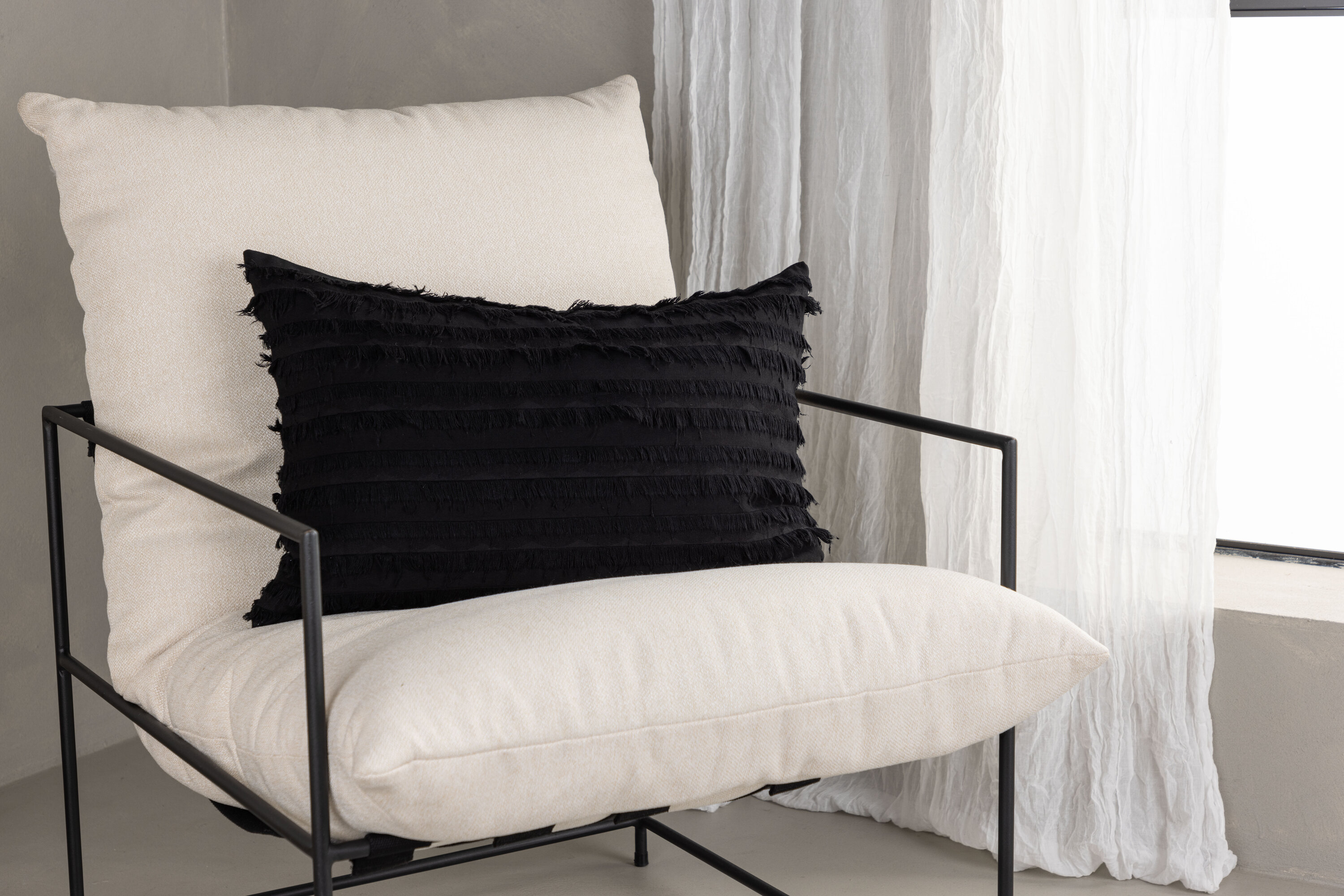 Edith housse de coussin noir 40 x 60 cm en situation dans une pièce décorée