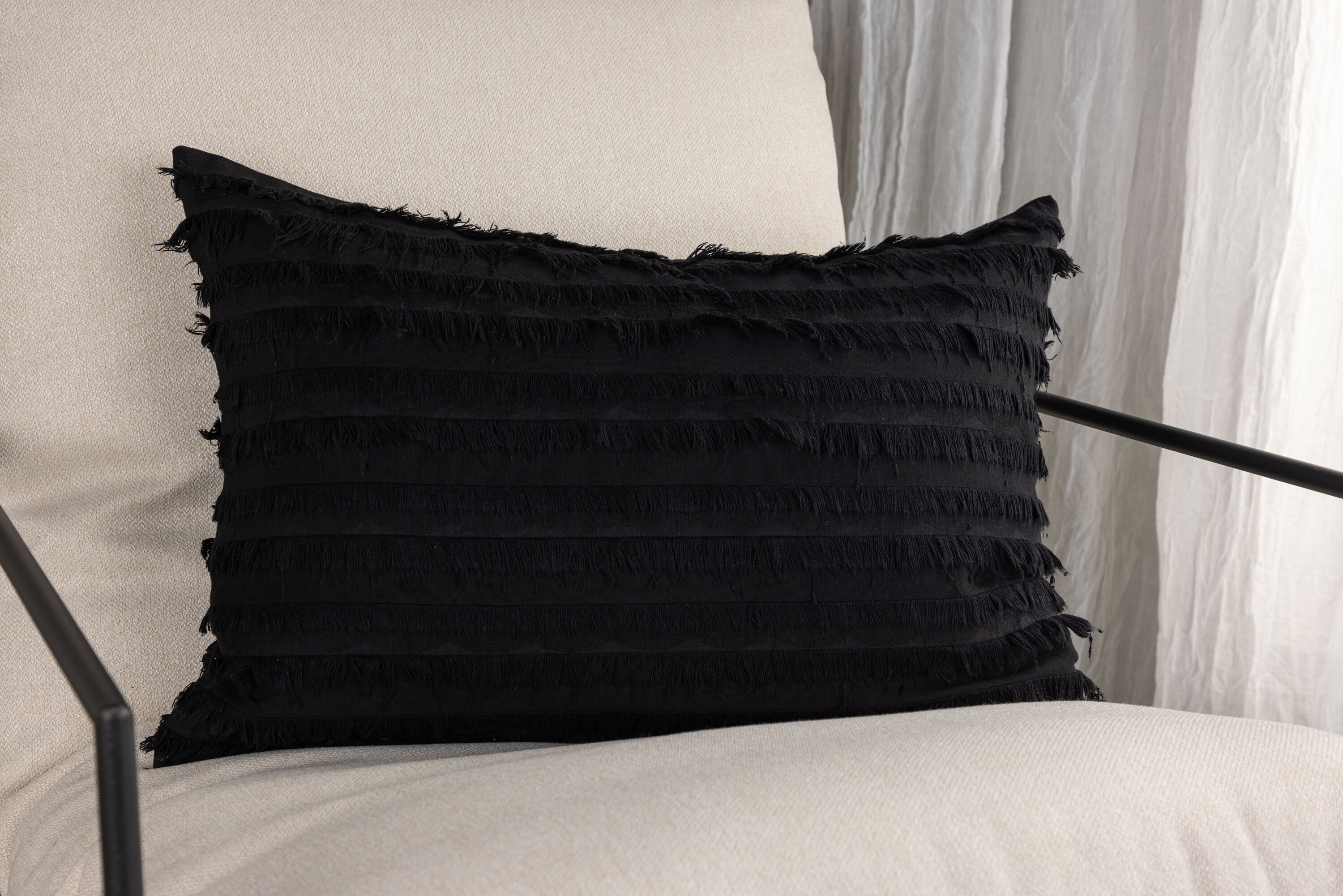 Edith housse de coussin noir 40 x 60 cm en situation dans une pièce décorée