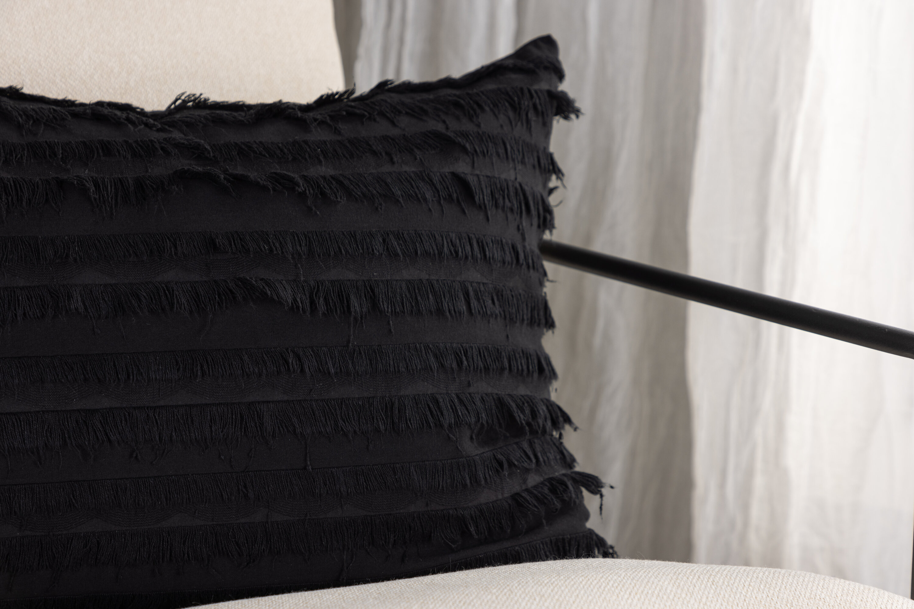 Edith housse de coussin noir 40 x 60 cm en situation dans une pièce décorée