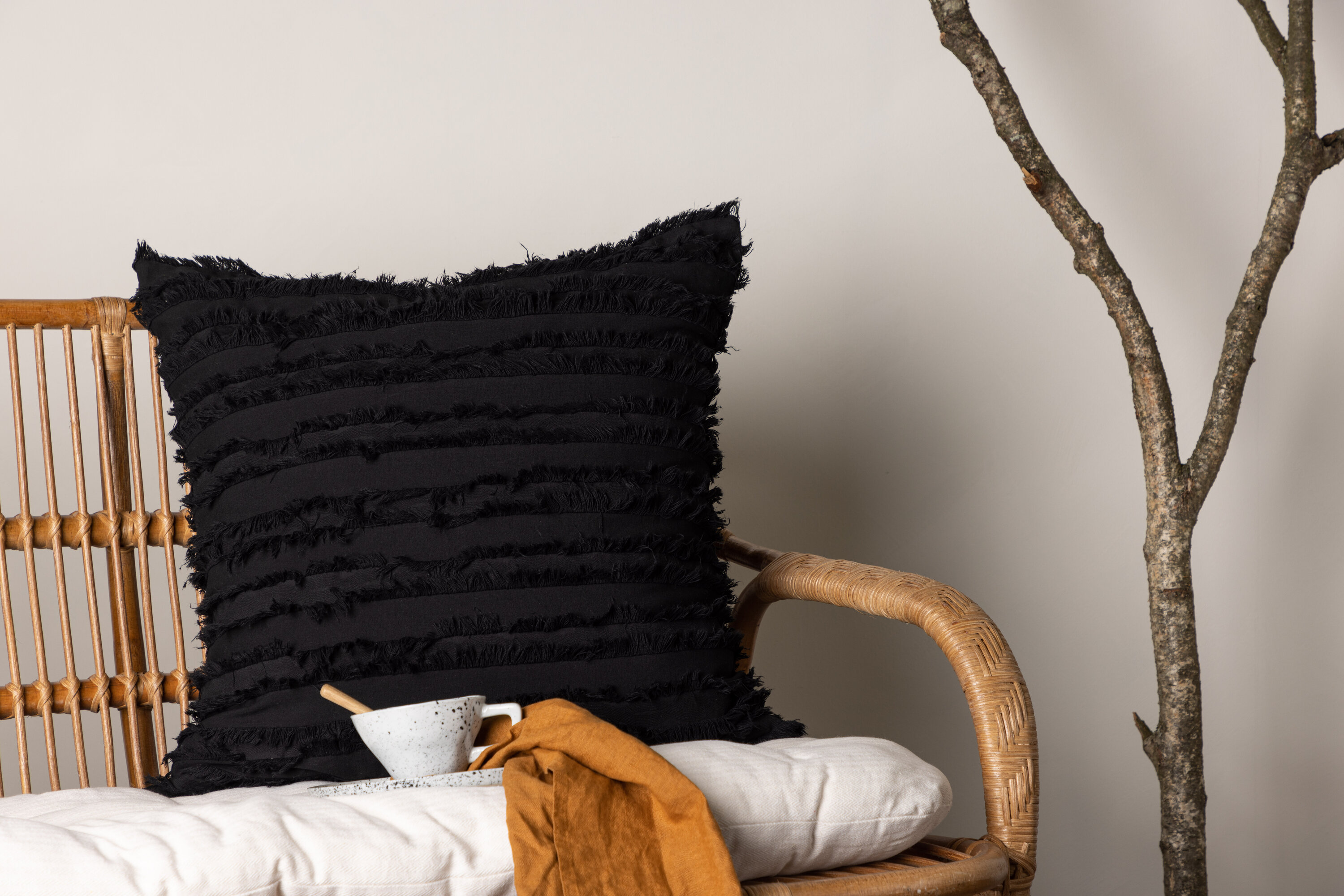 Edith housse de coussin noir 60 x 60 cm en situation dans une pièce décorée