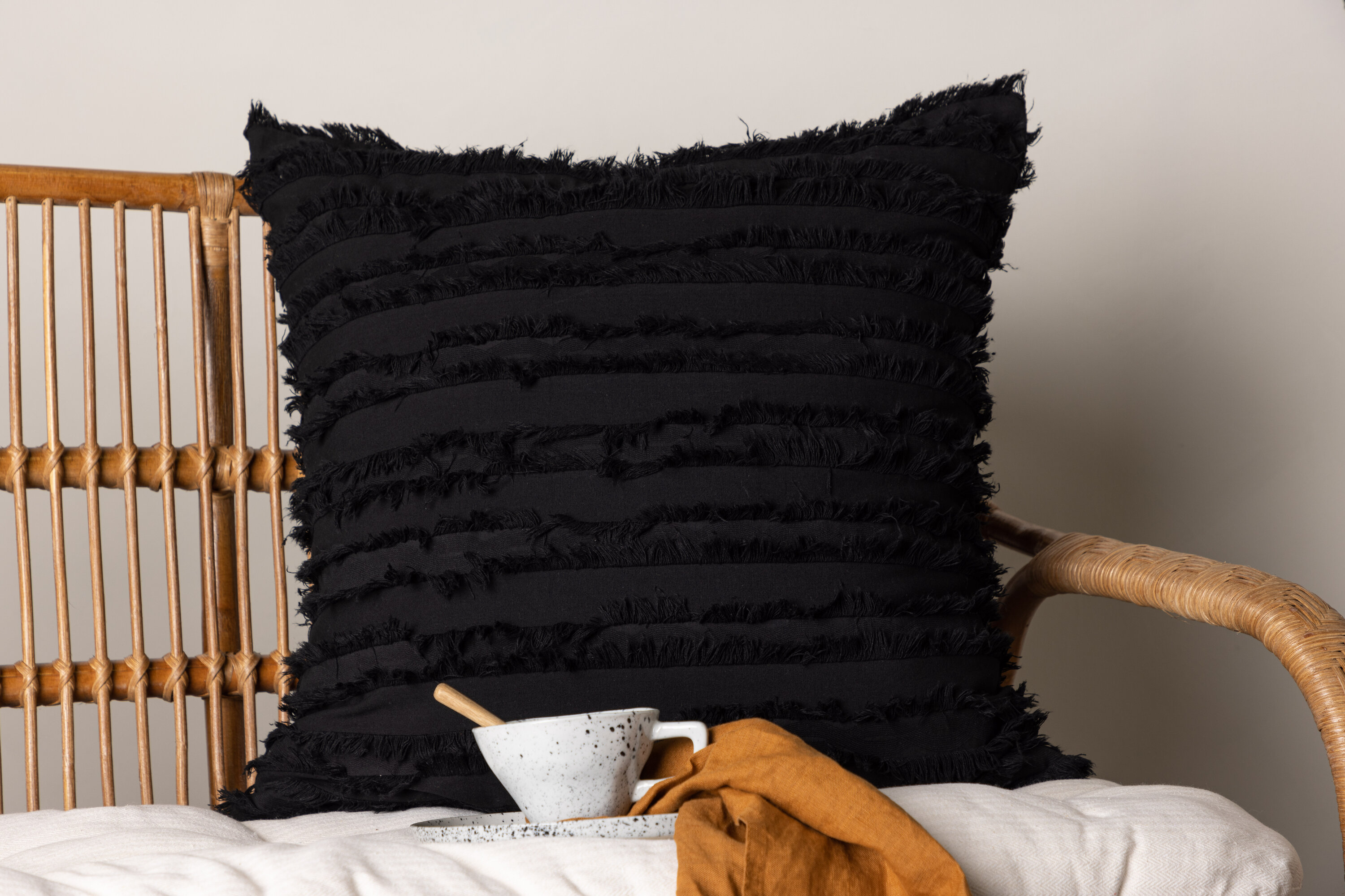 Edith housse de coussin noir 60 x 60 cm en situation dans une pièce décorée