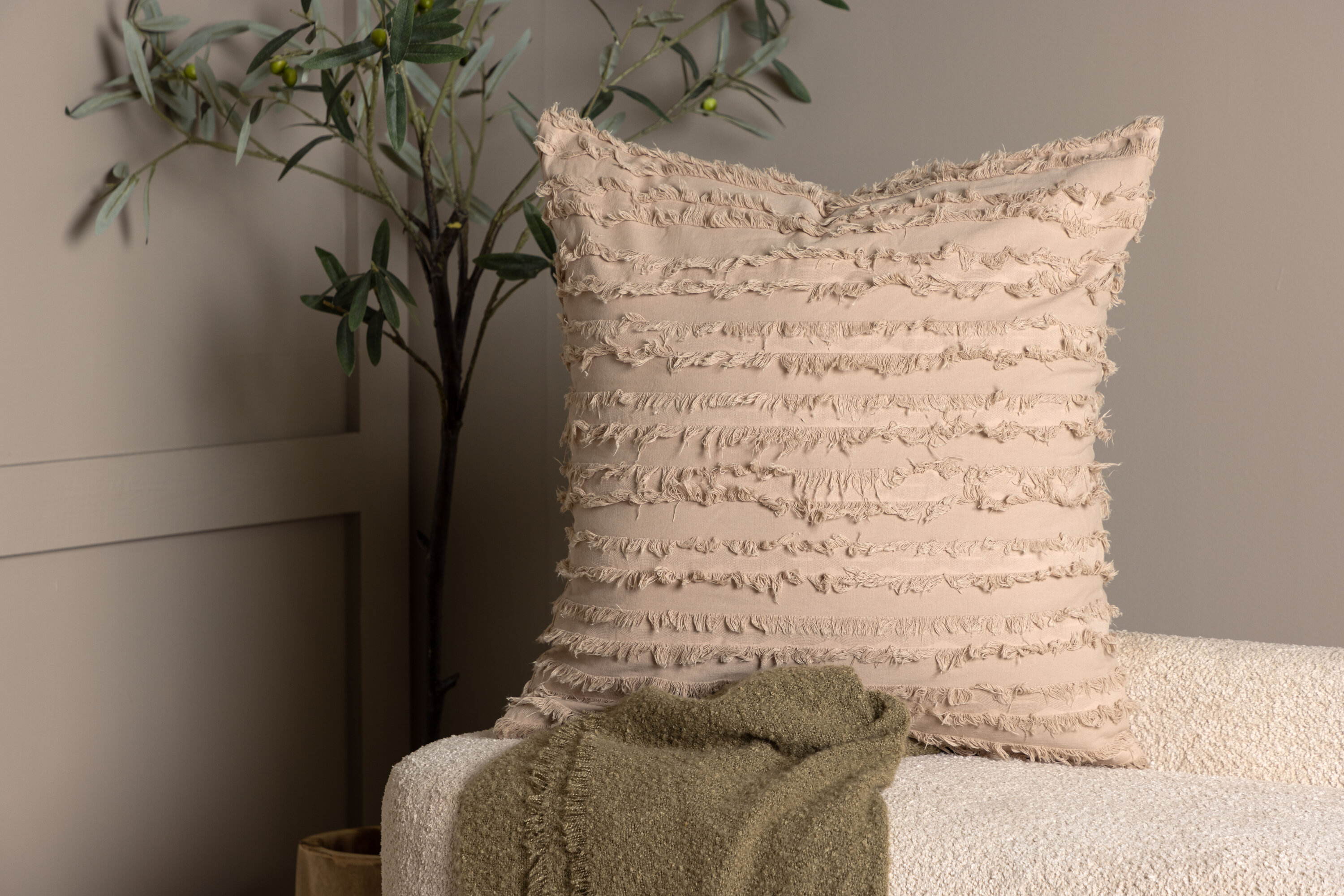 Edith housse de coussin beige 60 x 60 cm en situation dans une pièce décorée