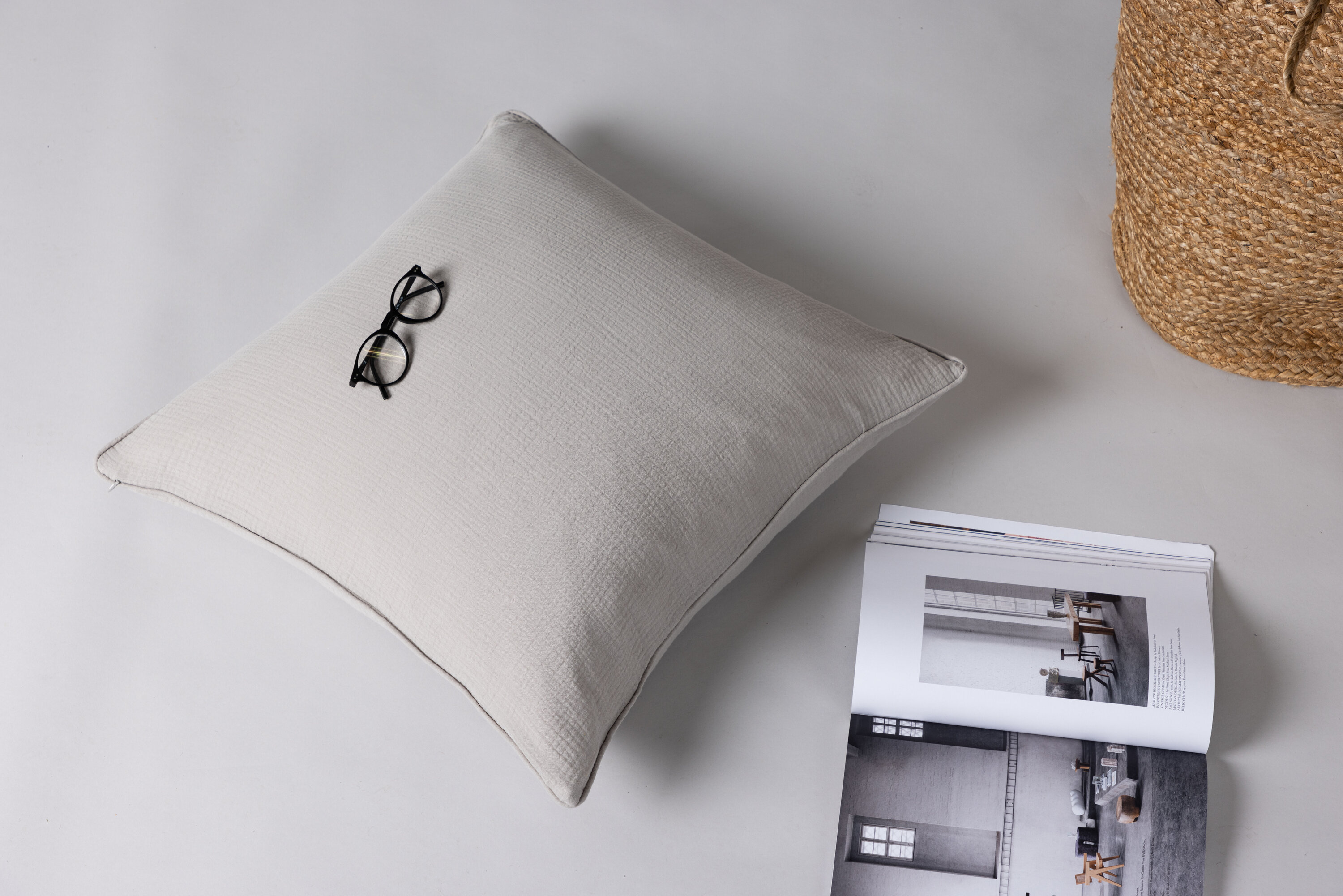 Tyra housse de coussin gris 60 x 60 cm en situation dans une pièce décorée