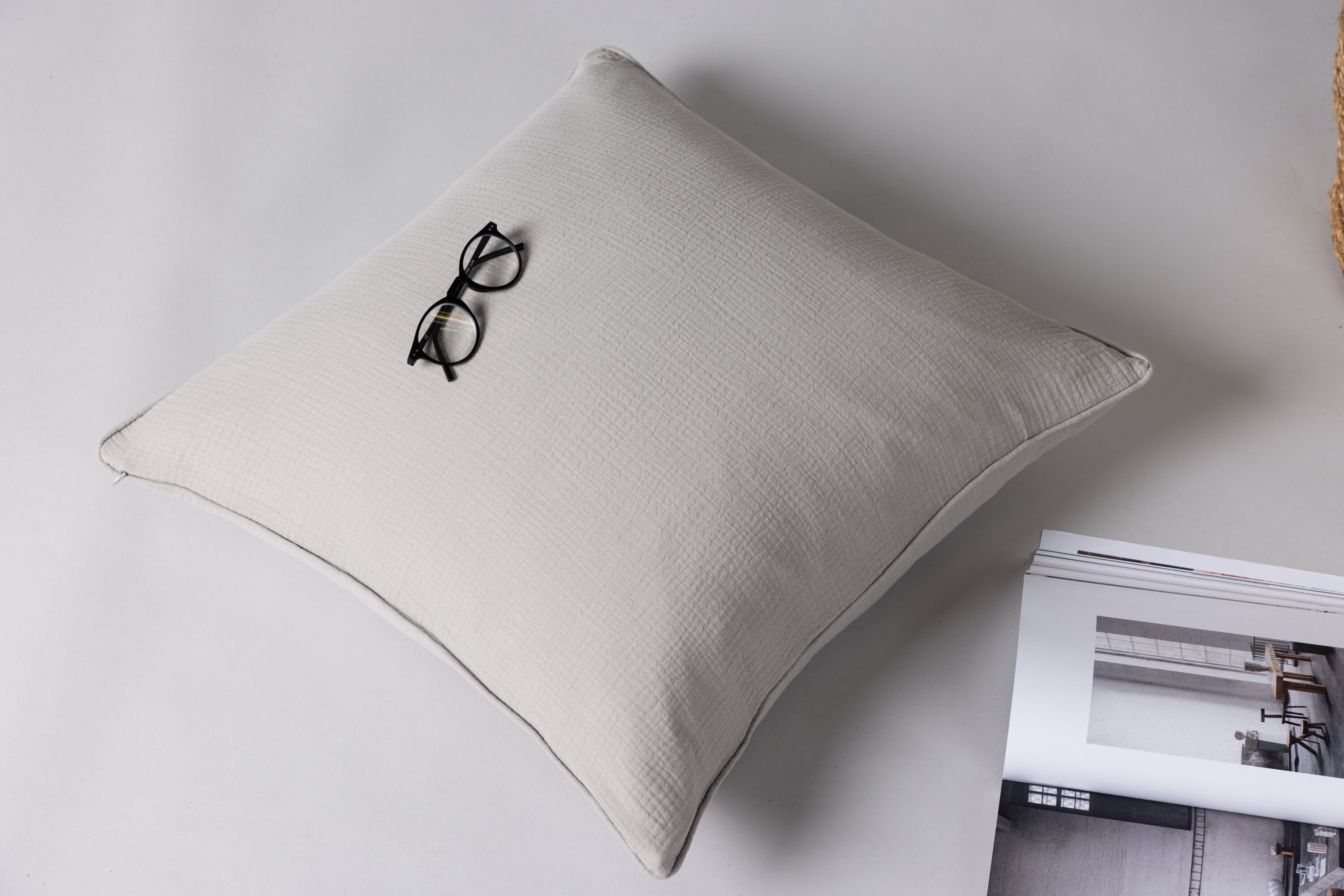 Tyra housse de coussin gris 60 x 60 cm en situation dans une pièce décorée