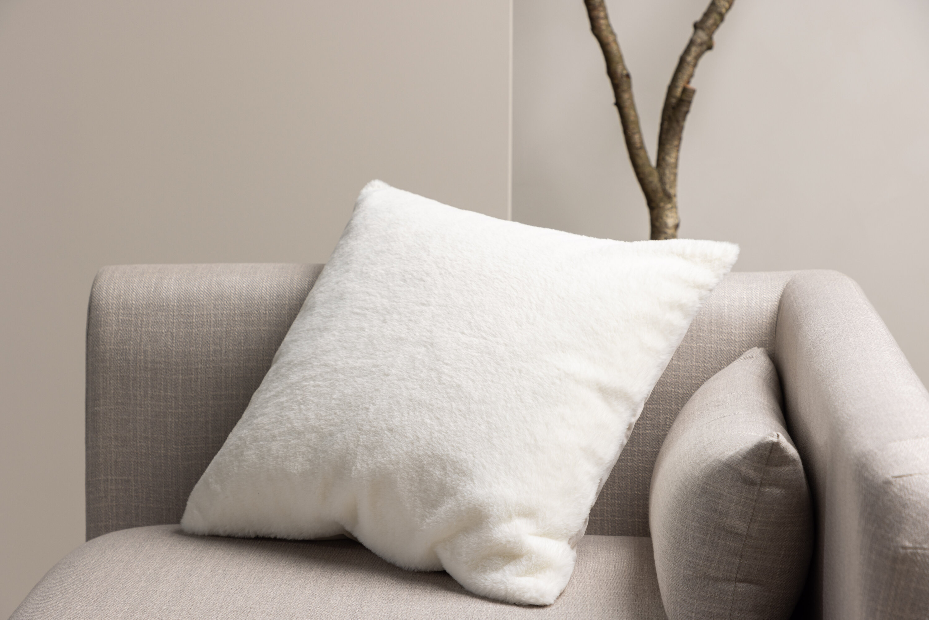 Thea housse de coussin blanc 50 x 50 cm en situation dans une pièce décorée