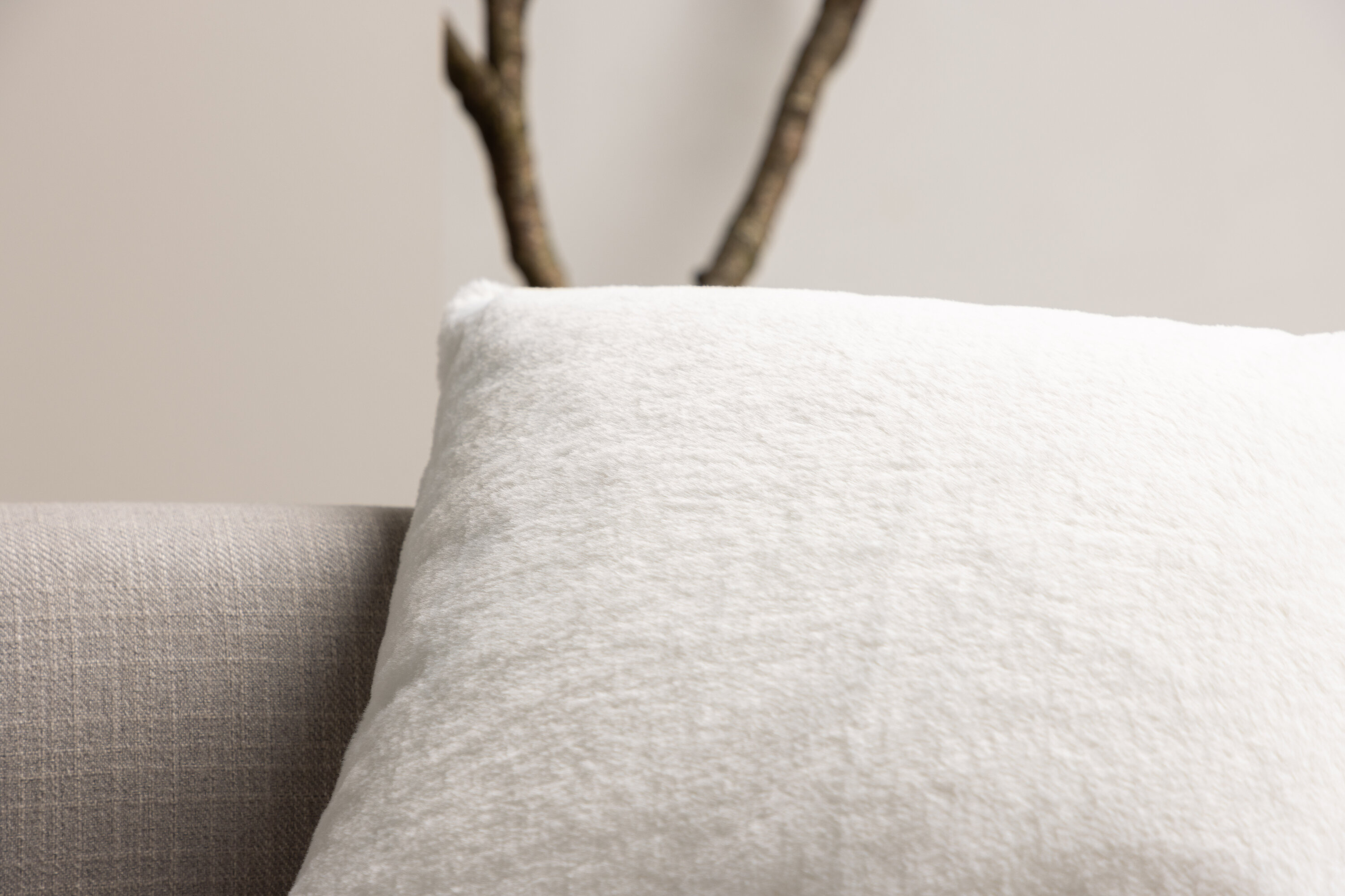 Thea housse de coussin blanc 50 x 50 cm en situation dans une pièce décorée