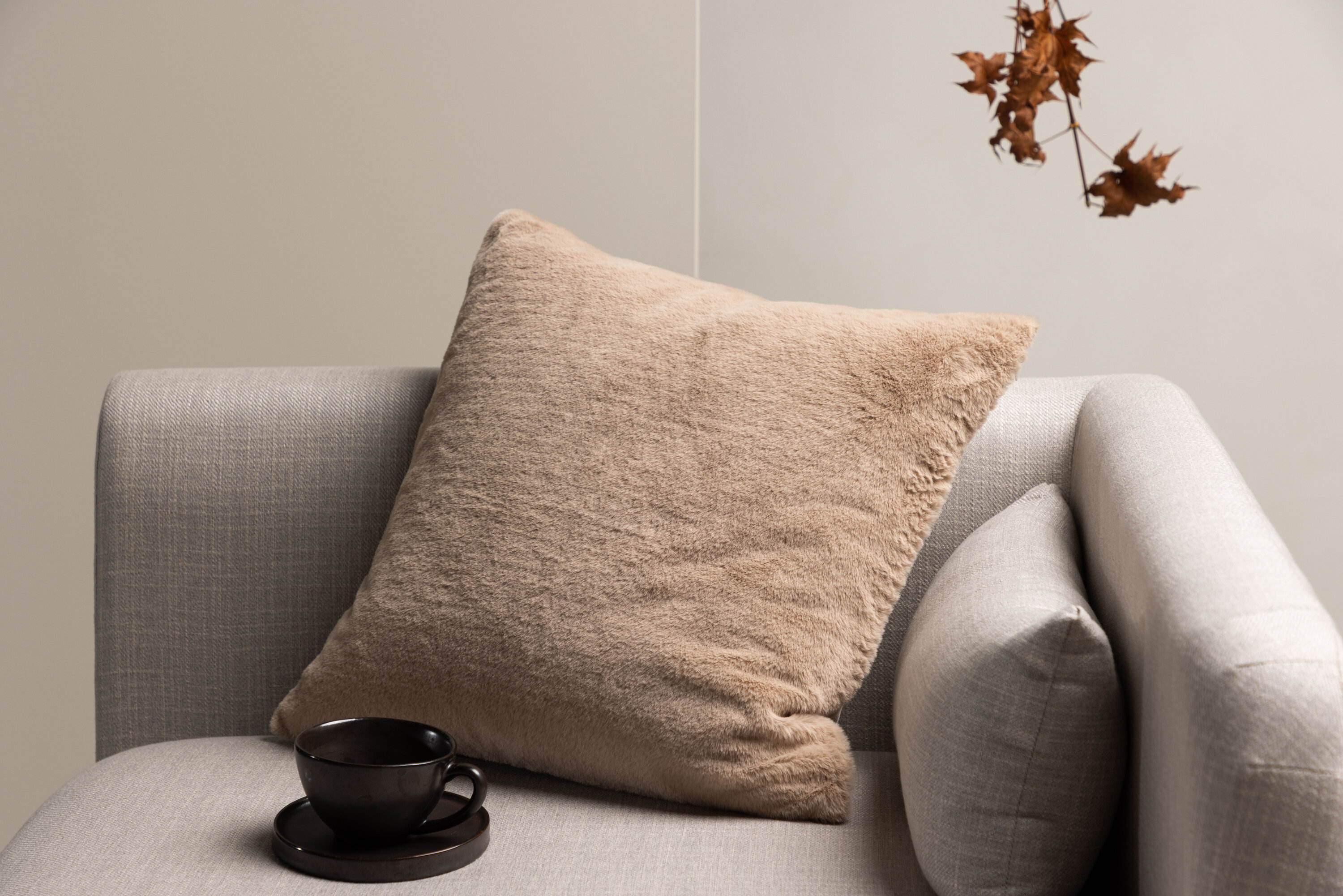 Thea housse de coussin beige 50 x 50 cm en situation dans une pièce décorée