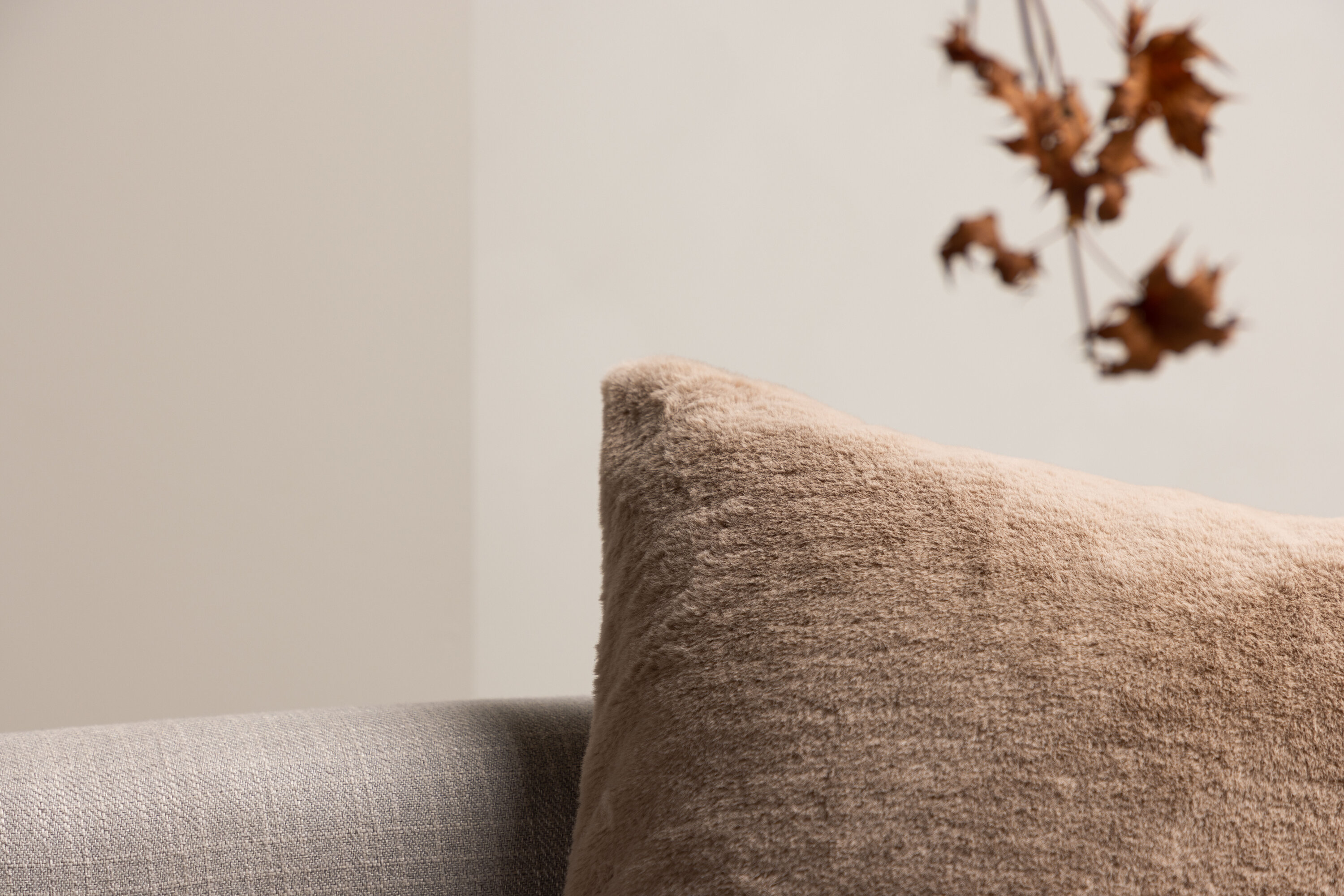 Thea housse de coussin beige 50 x 50 cm en situation dans une pièce décorée