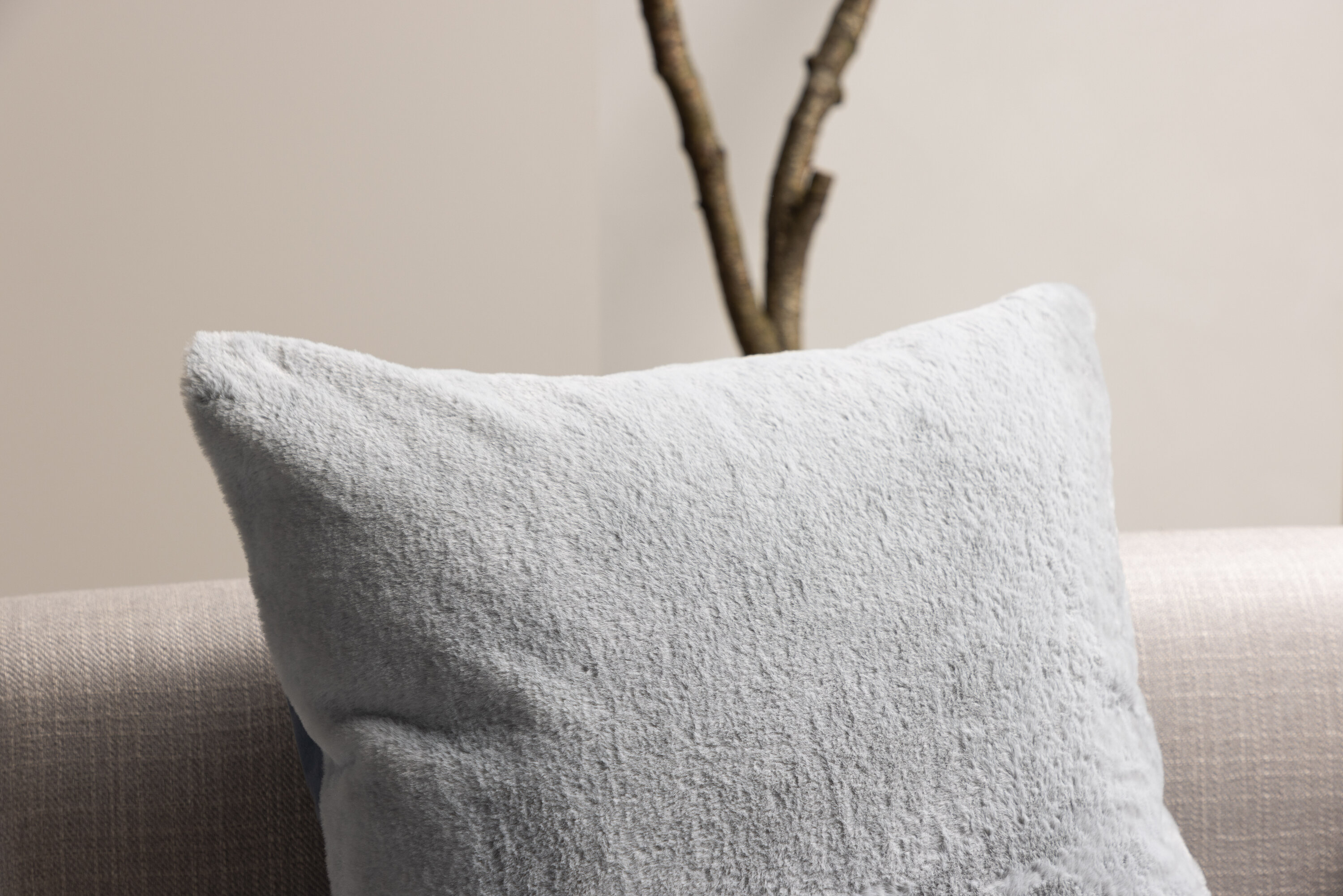 Thea housse de coussin gris 50 x 50 cm en situation dans une pièce décorée