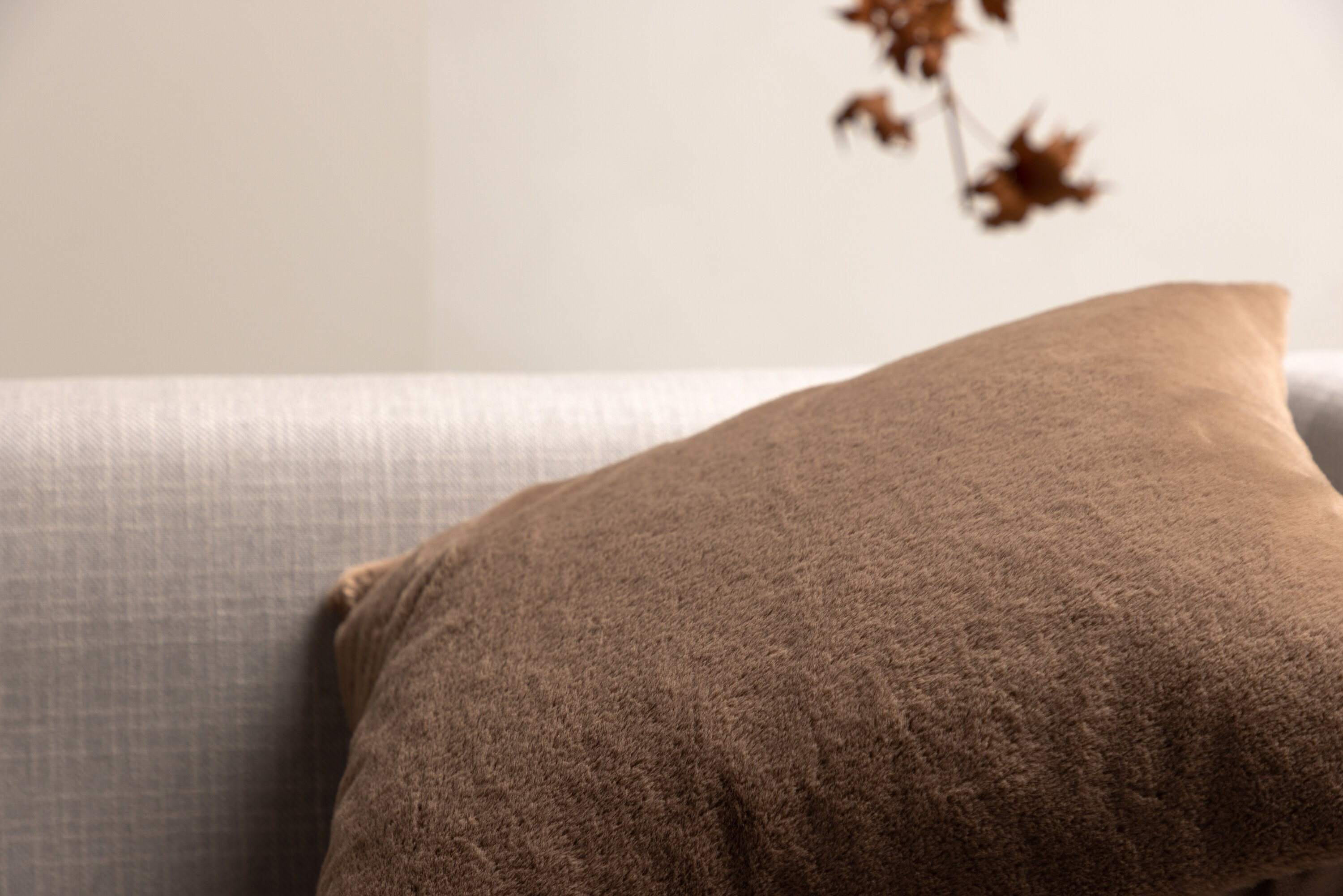Thea housse de coussin marron 50 x 50 cm en situation dans une pièce décorée
