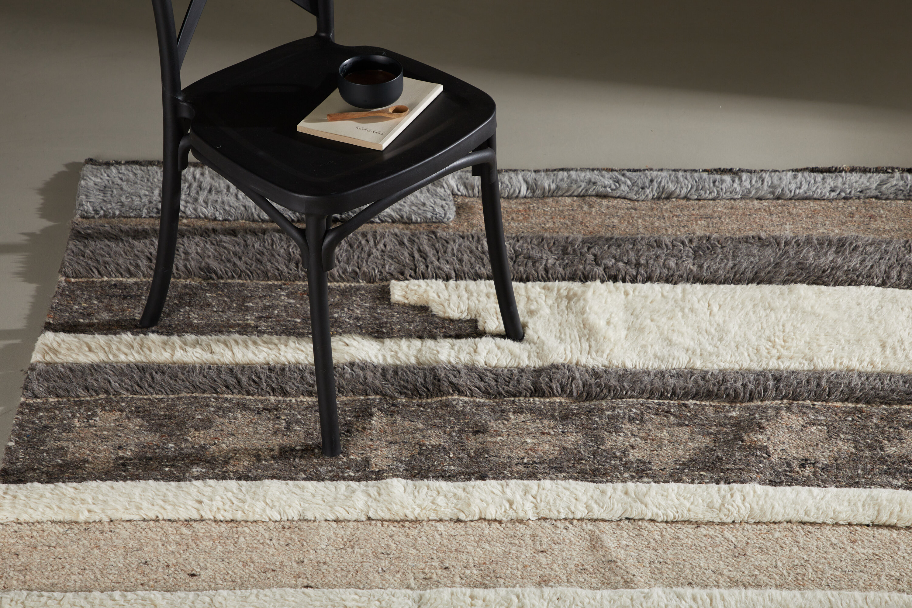 Vincent tapis de salon multicolore, blanc 350 x 250 cm en situation dans une pièce décorée