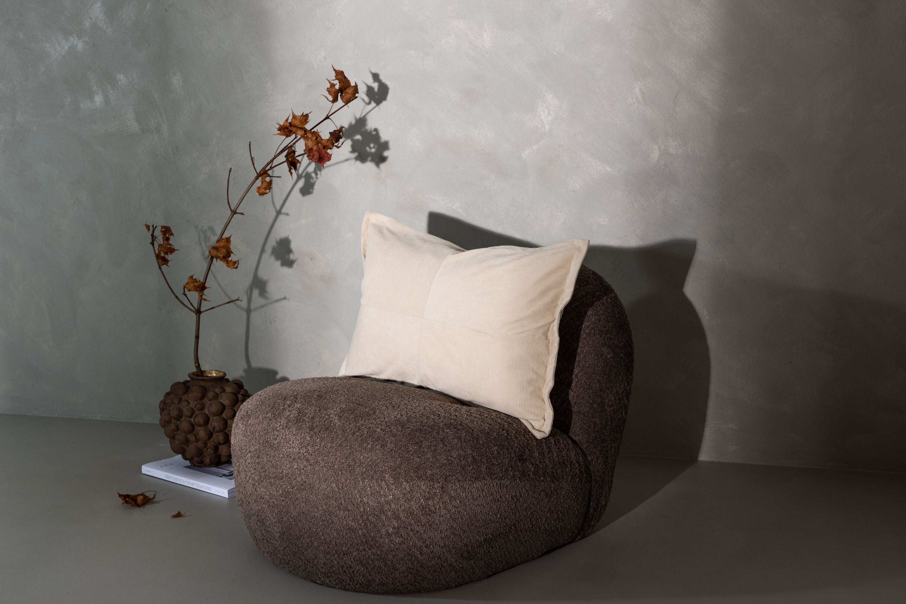 Lykke housse de coussin beige 40 x 60 cm en situation dans une pièce décorée