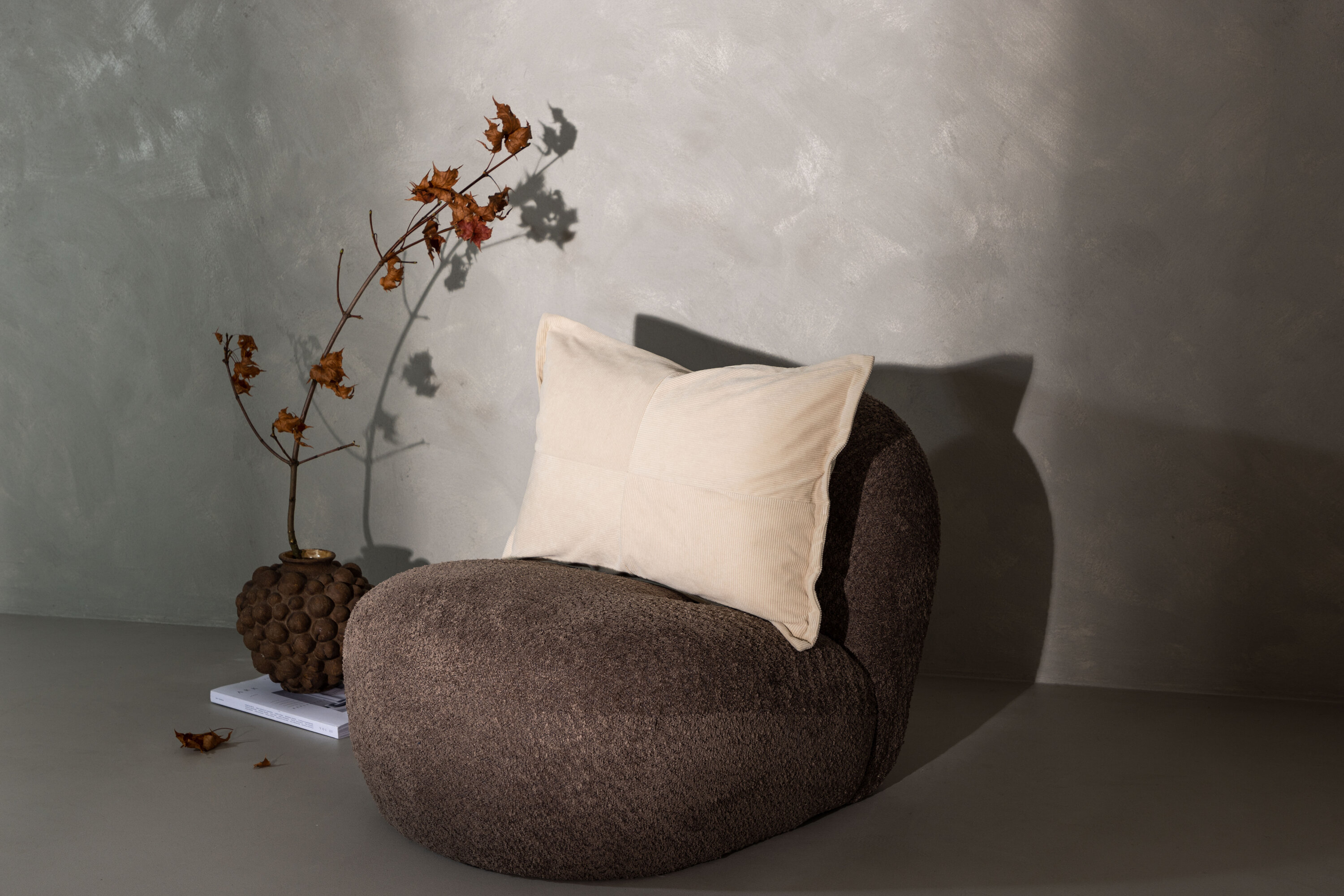 Lykke housse de coussin beige 40 x 60 cm en situation dans une pièce décorée