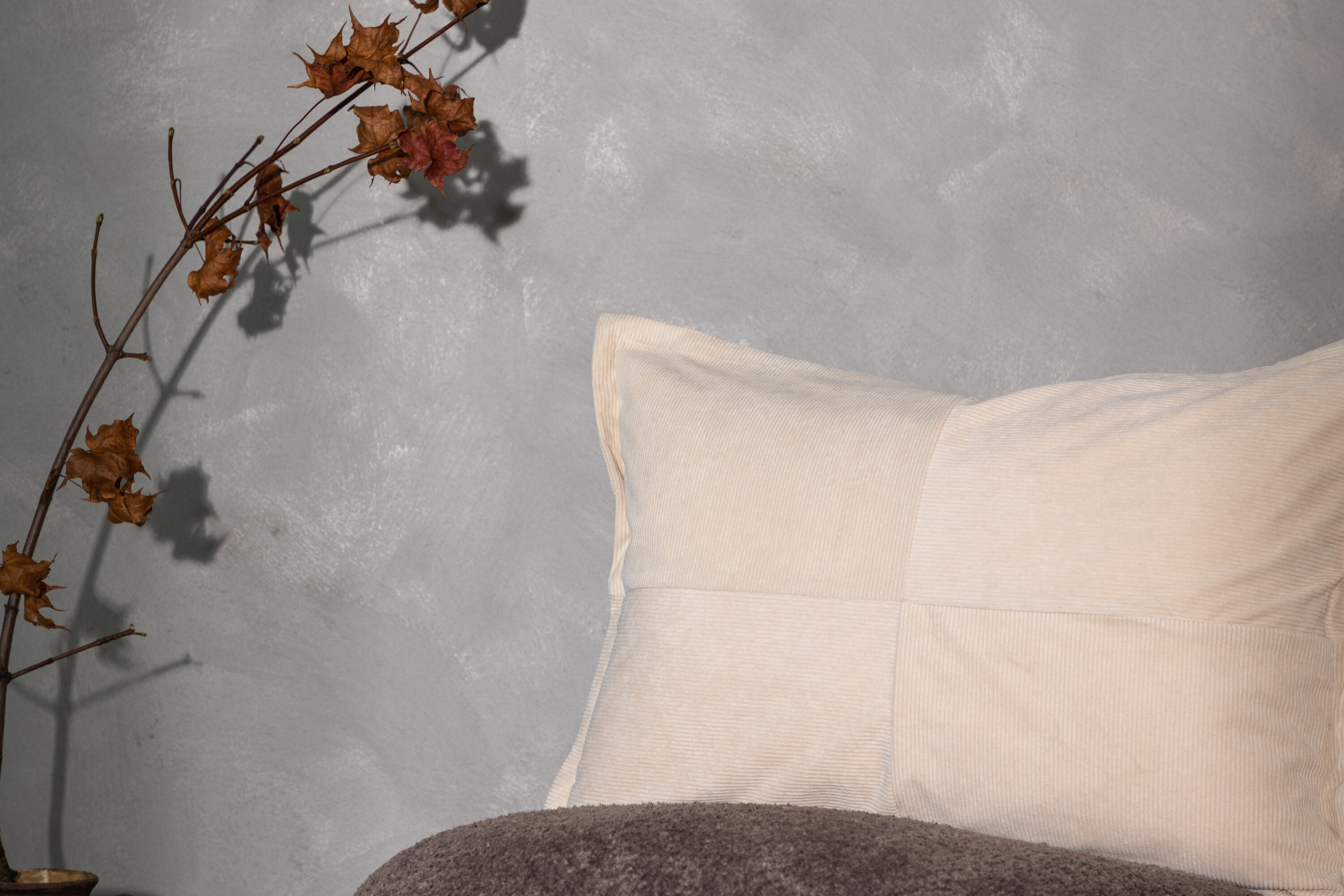 Lykke housse de coussin beige 40 x 60 cm en situation dans une pièce décorée