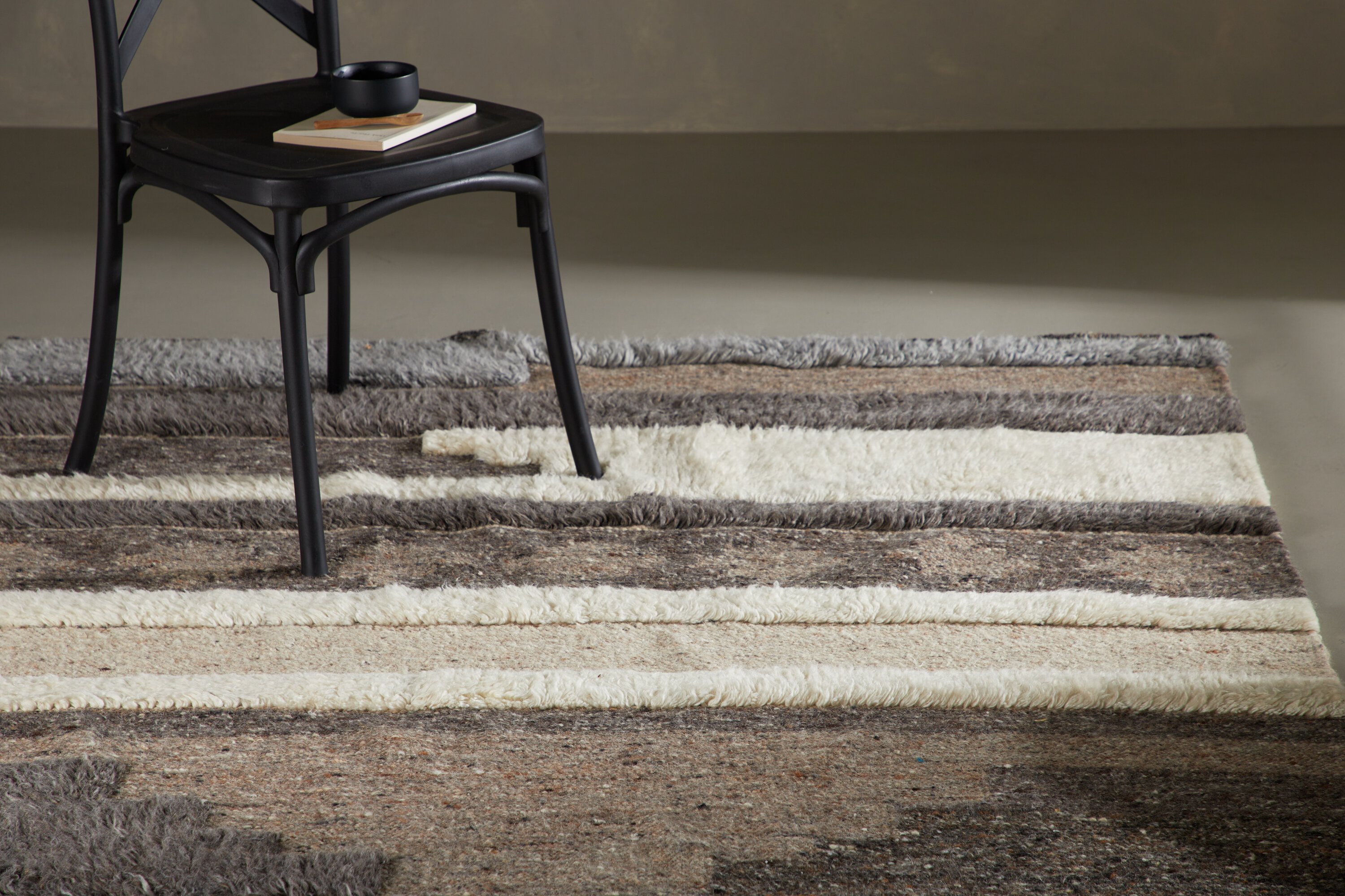 Vincent tapis de salon multicolore, blanc 230 x 160 cm en situation dans une pièce décorée