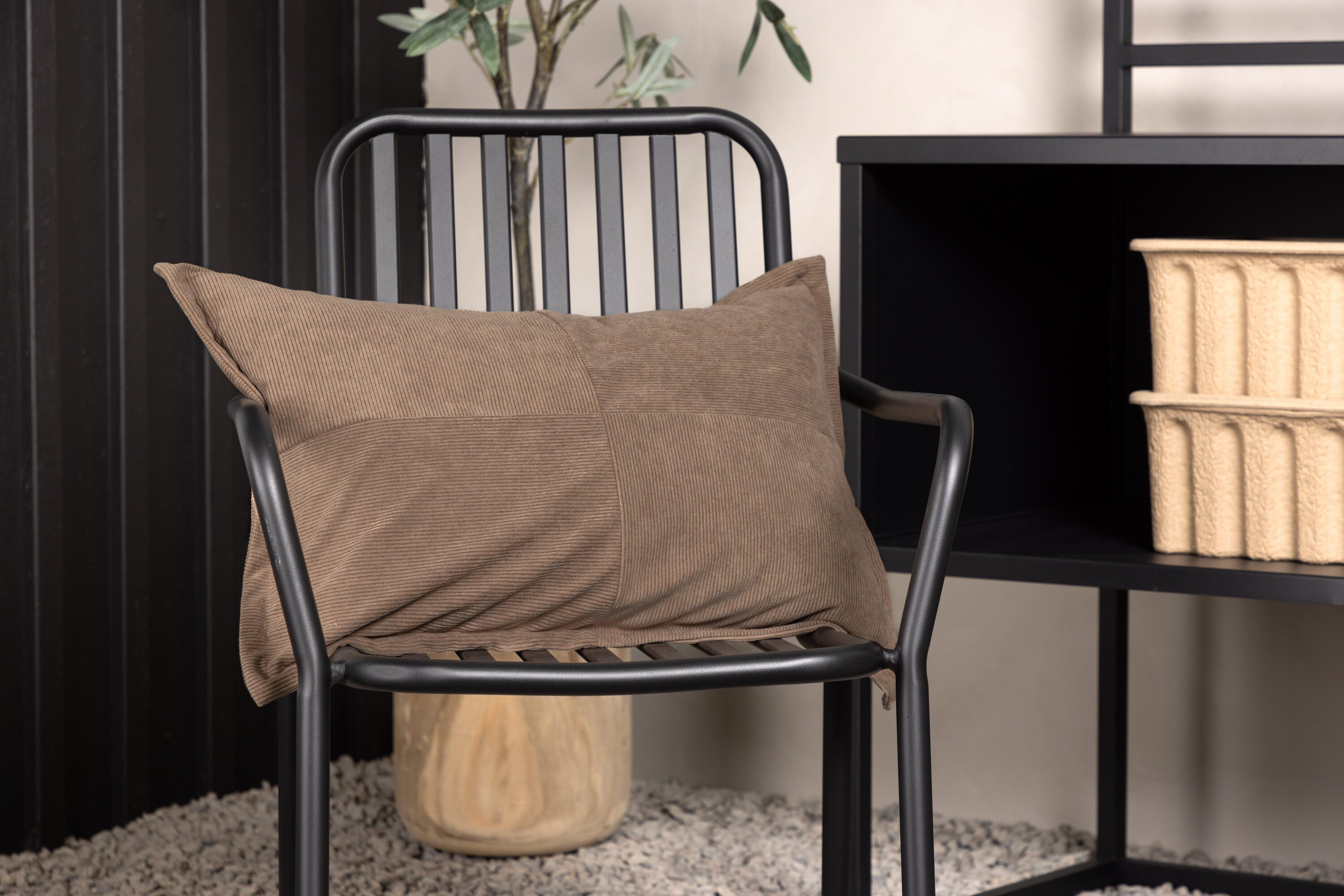 Lykke housse de coussin marron 40 x 60 cm en situation dans une pièce décorée