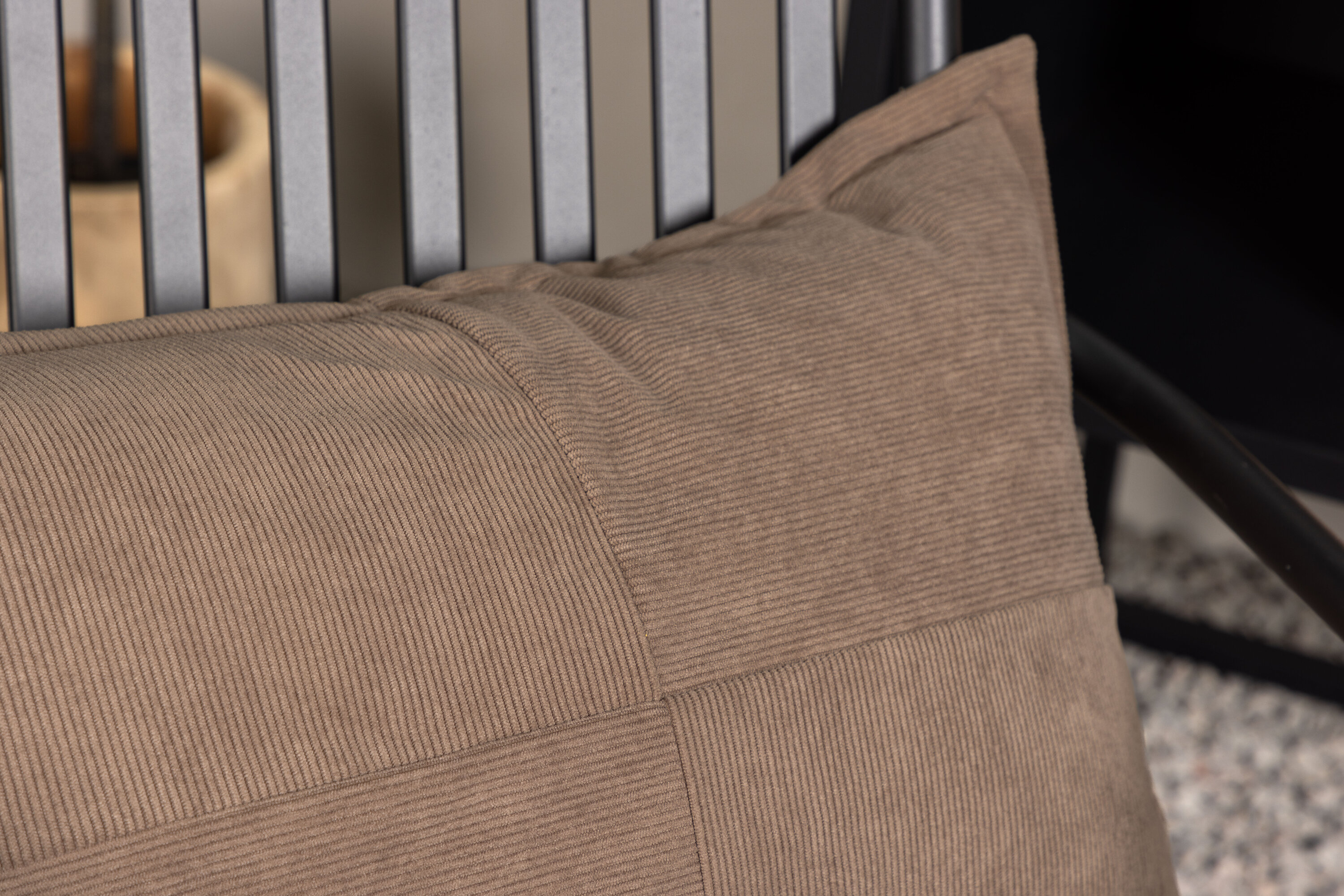 Lykke housse de coussin marron 40 x 60 cm en situation dans une pièce décorée