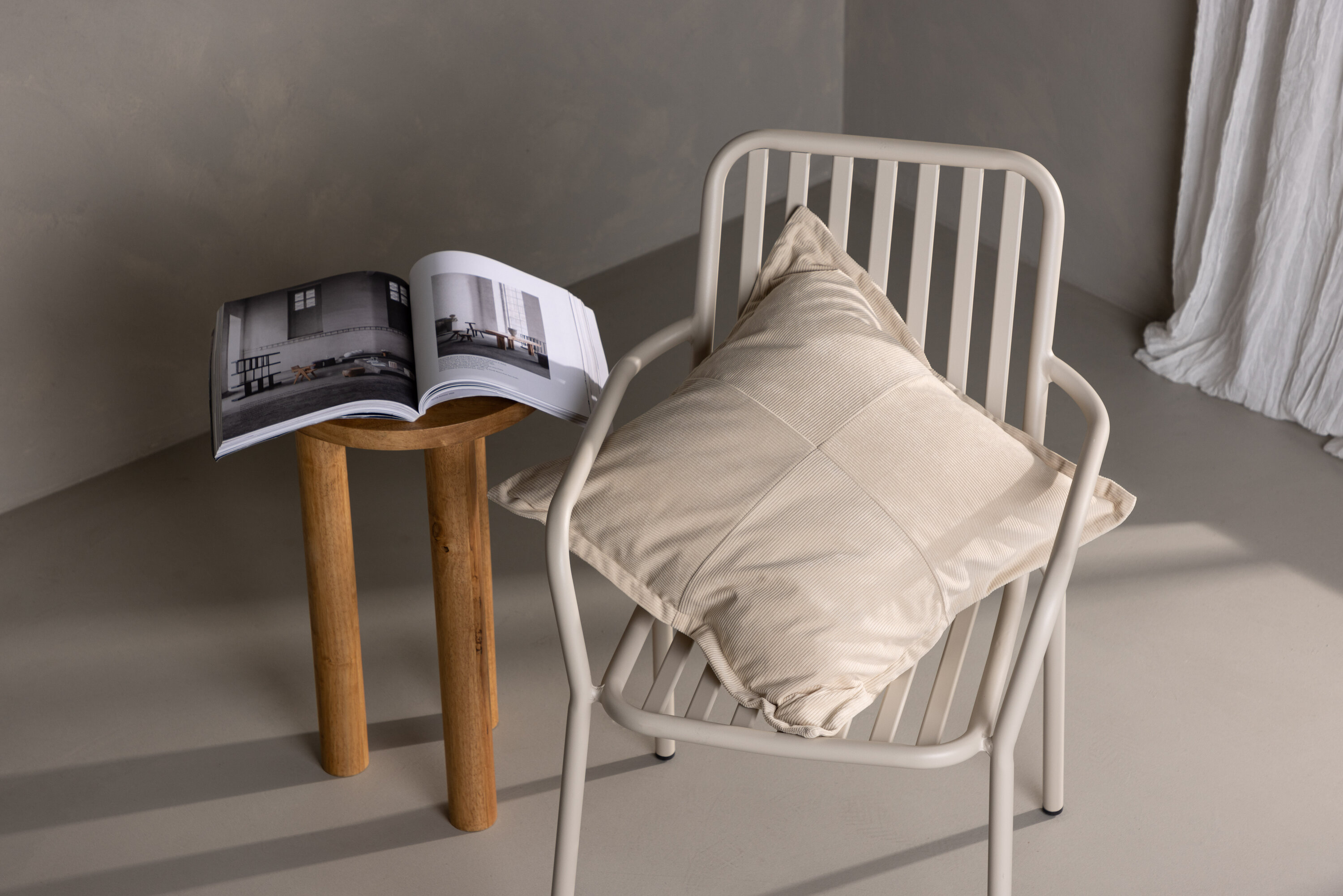 Lykke housse de coussin beige 50 x 50 cm en situation dans une pièce décorée