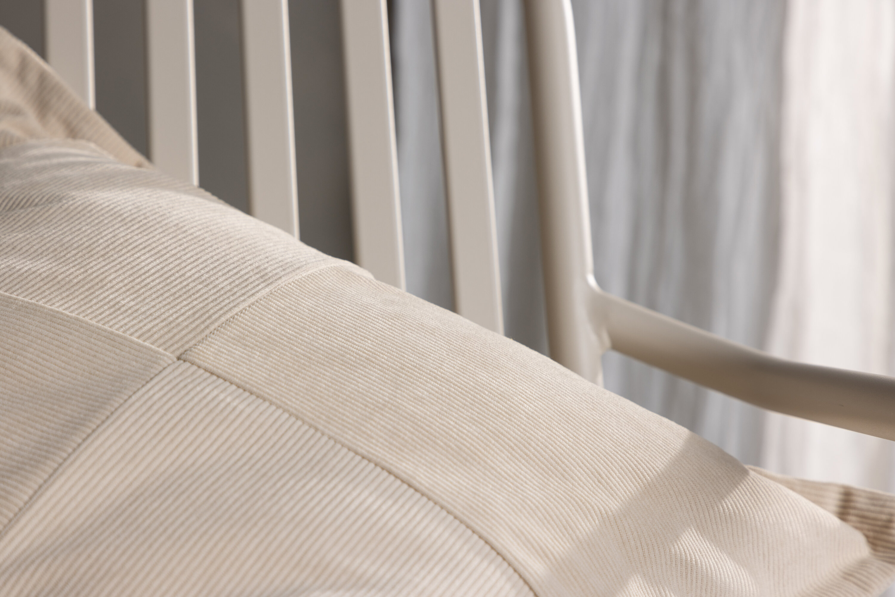 Lykke housse de coussin beige 50 x 50 cm en situation dans une pièce décorée